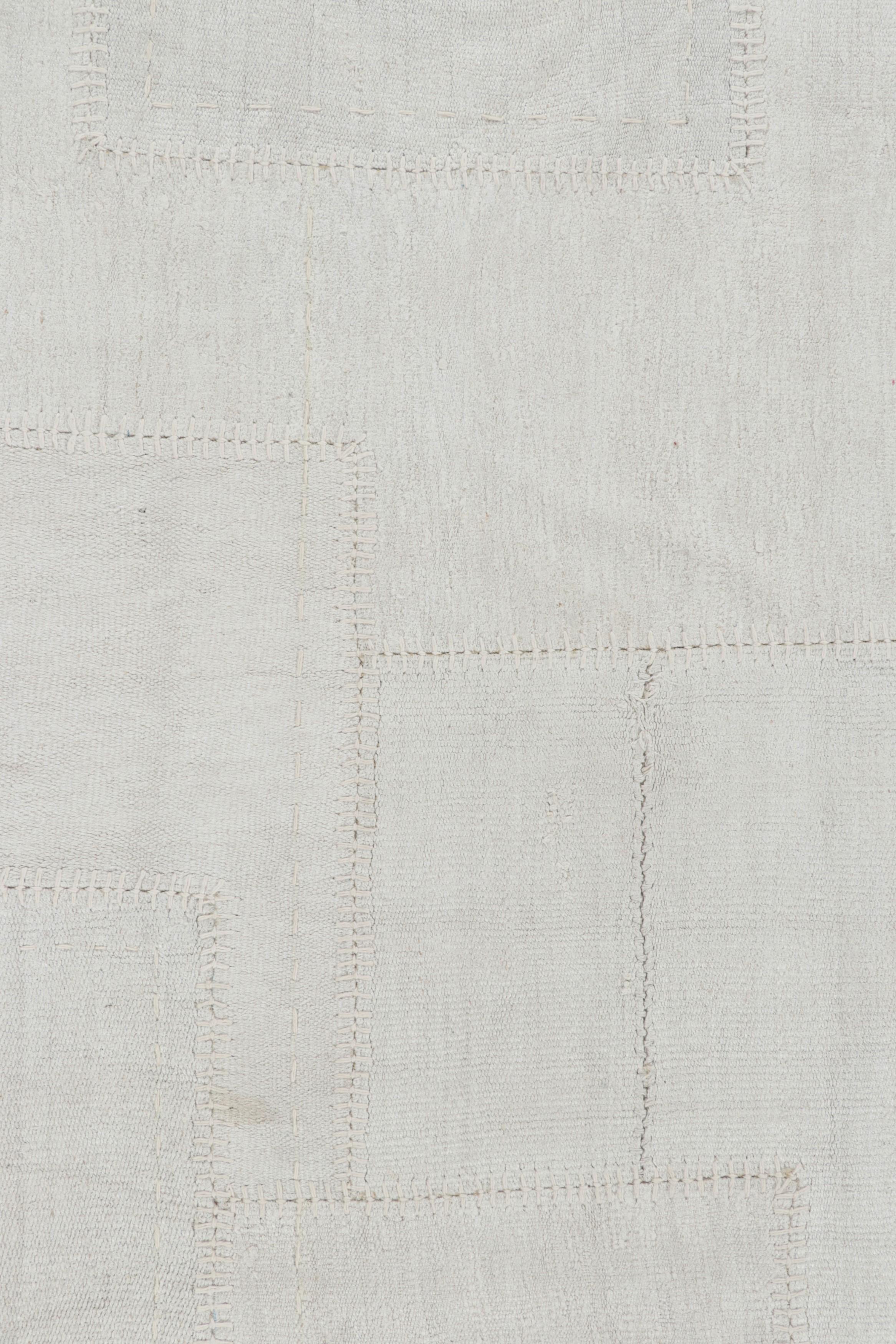 Rug & Kilim: moderno kilim patchwork in bianco con motivi geometrici attenuati In condizioni Nuovo in vendita a Long Island City, NY