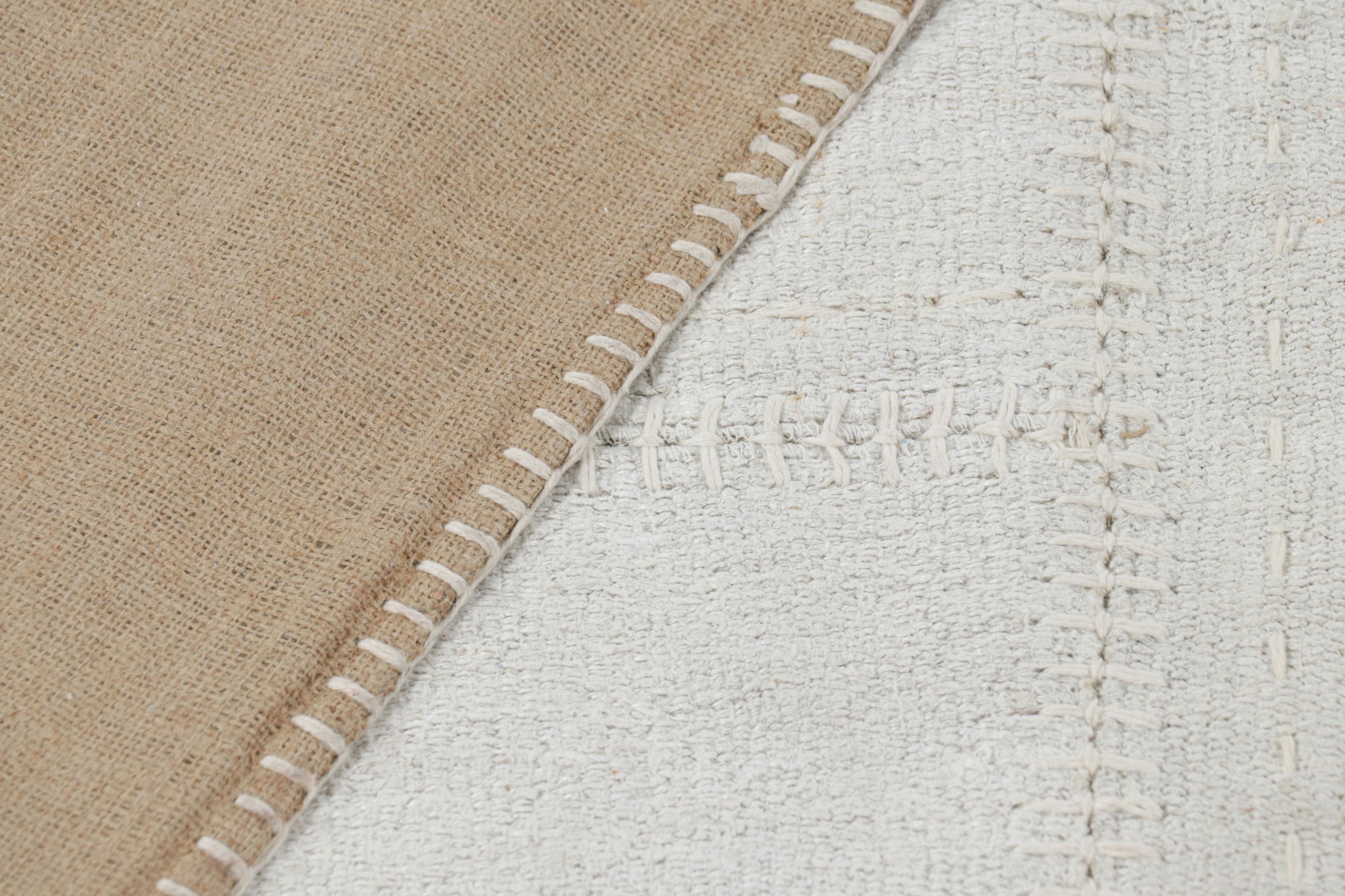 XXI secolo e contemporaneo Rug & Kilim: moderno kilim patchwork in bianco con motivi geometrici attenuati in vendita