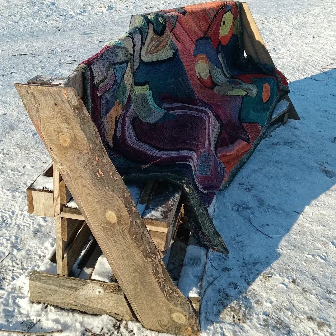 Kategorie: Teppiche, Teppiche, Dekoration
Abmessungen: 1,95m x 1,65m
Dicke: 0,015 m
Gewicht: 6.5kg
MATERIAL: recycelte Altkleider, 100% Baumwolle 
Die Technik kombiniert Häkeln, Sticken und Quilten

AUF BESTELLUNG GEFERTIGT
Setzen Sie sich mit uns