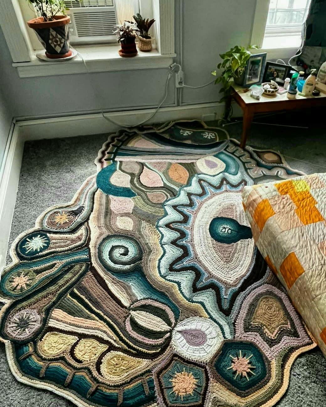 Rug & Kilim's Moderner Patchwork-Kilimteppich in grauem mehrfarbigem Streifenmuster (Volkskunst) im Angebot