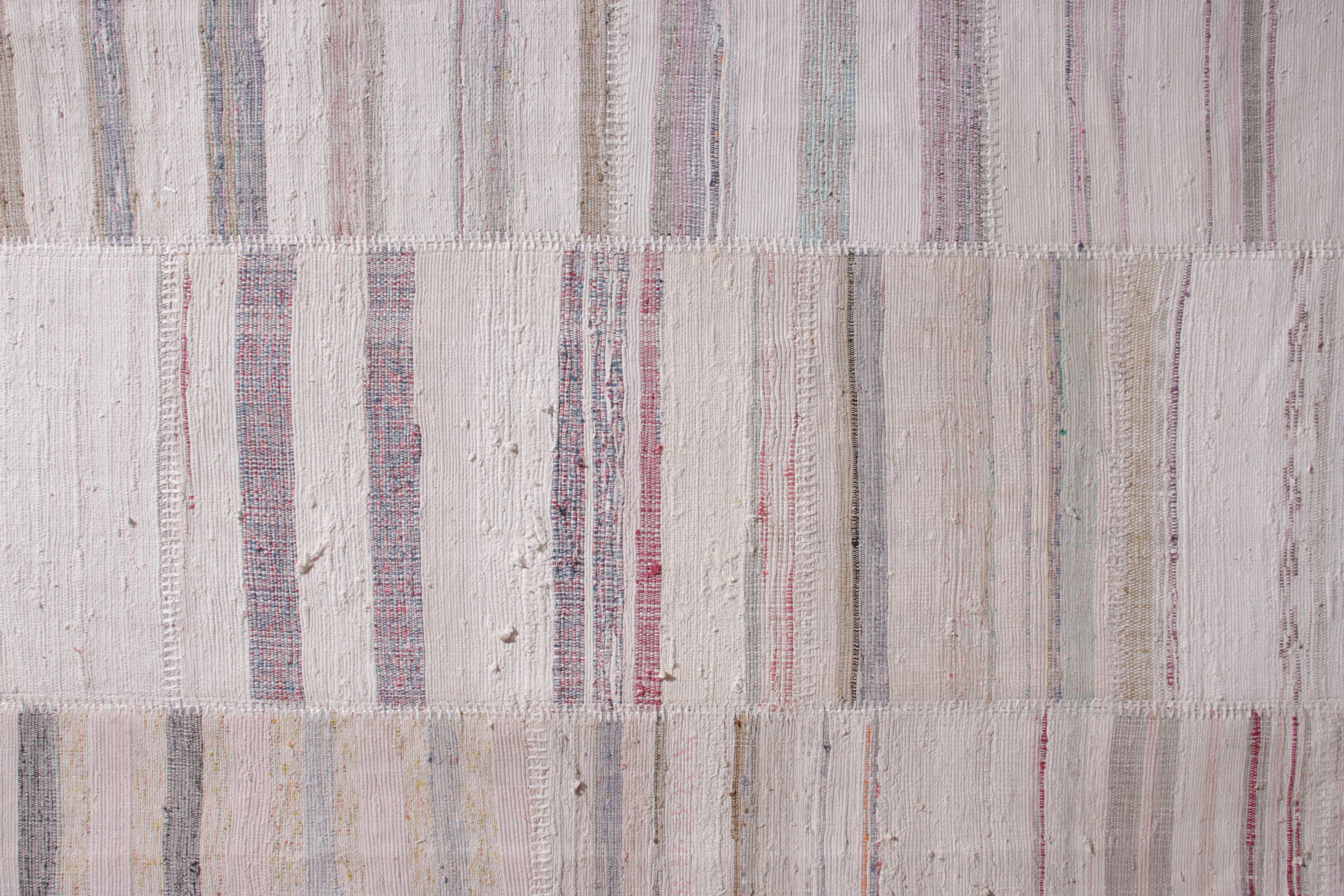 Rug & Kilim's Moderner Patchwork-Kilimteppich in grauem mehrfarbigem Streifenmuster (Türkisch) im Angebot