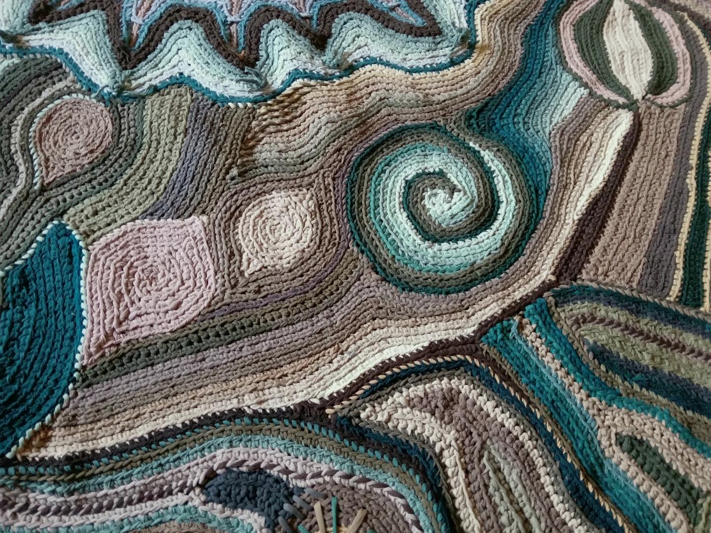 Rug & Kilim's Moderner Patchwork-Kilimteppich in grauem mehrfarbigem Streifenmuster (Handgeknüpft) im Angebot