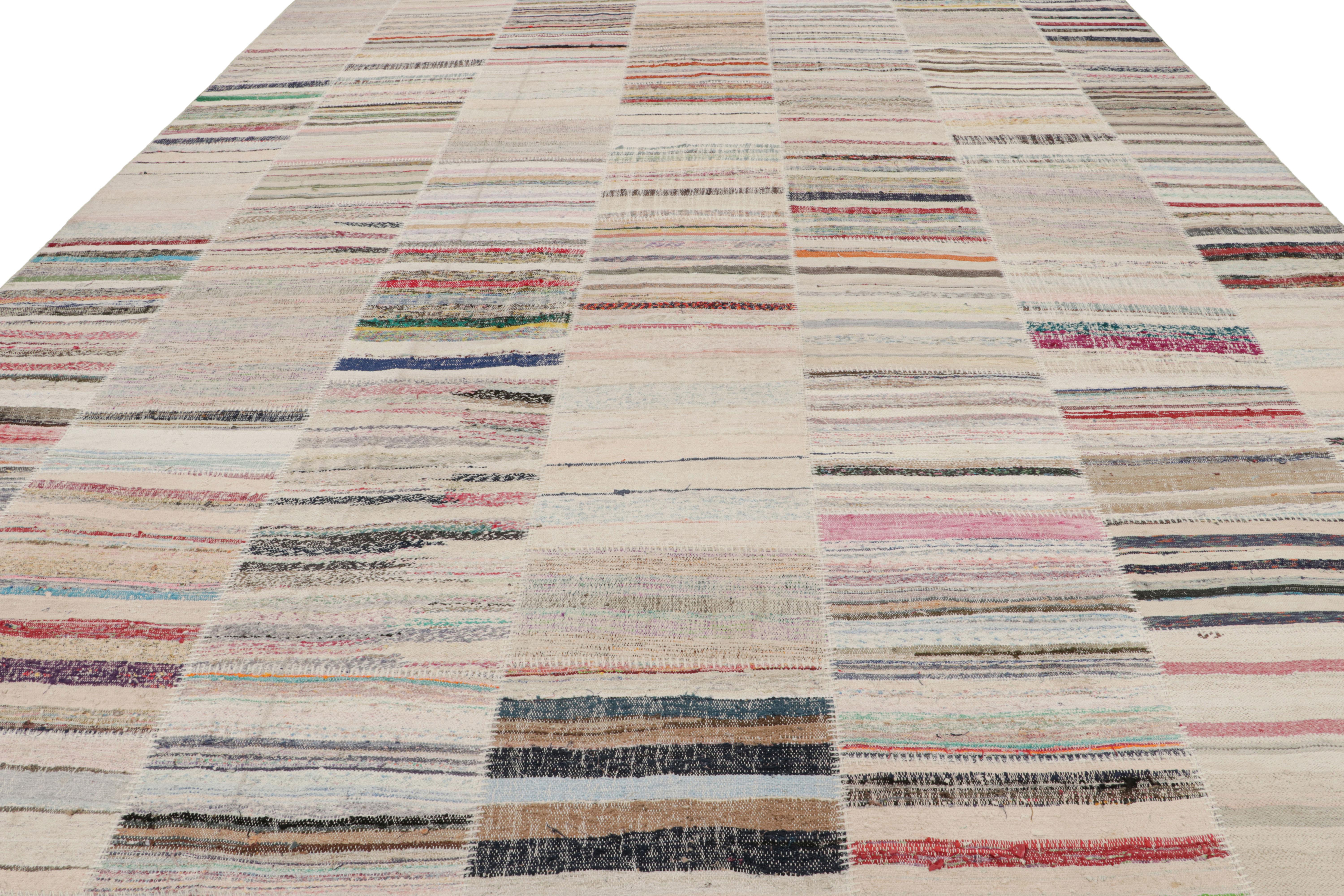 Moderner Patchwork-Kelim-Teppich in Grau mit mehrfarbigem Streifenmuster (Türkisch) im Angebot