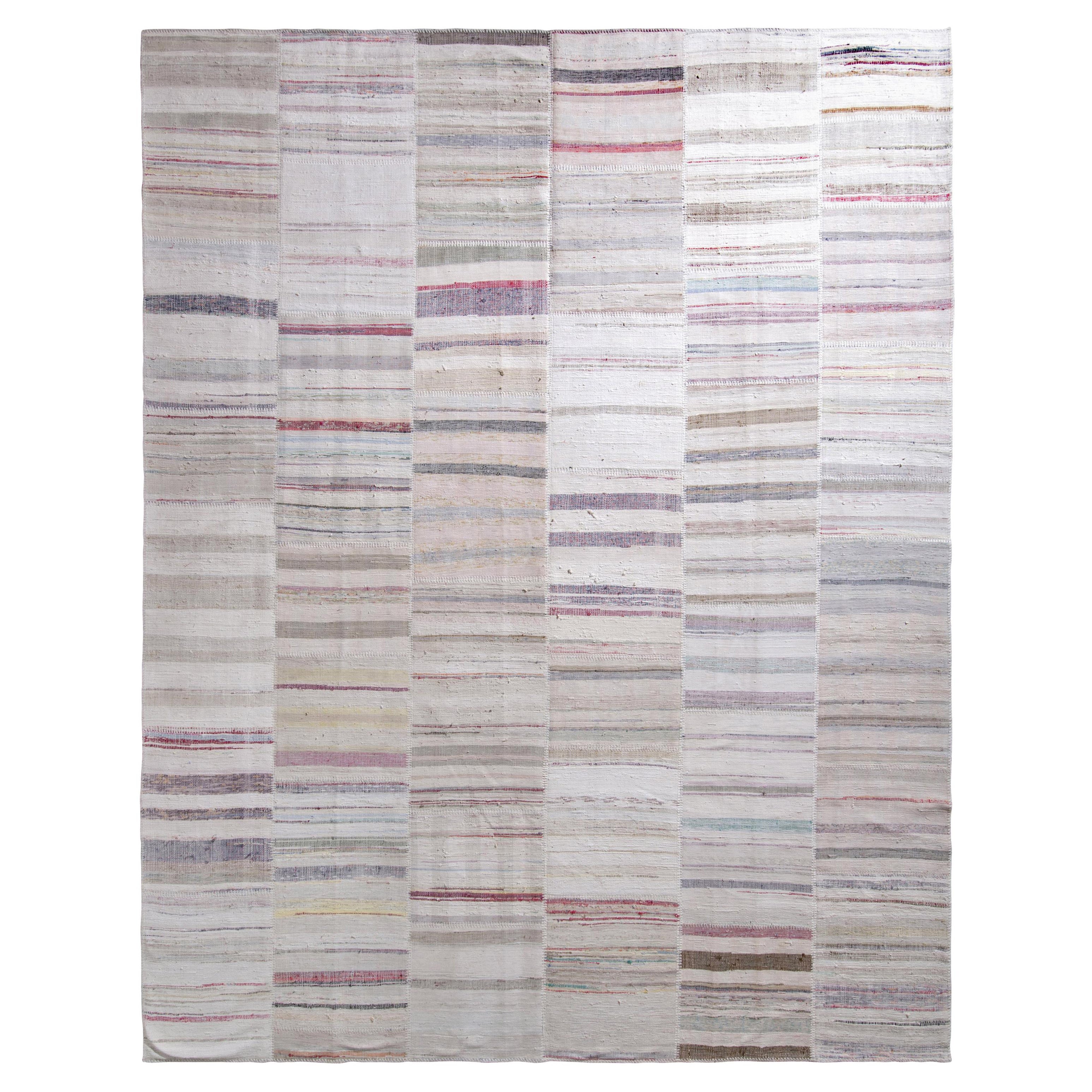 Rug & Kilim's Moderner Patchwork-Kilimteppich in grauem mehrfarbigem Streifenmuster
