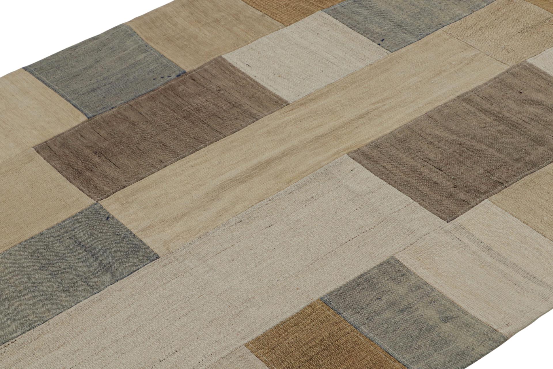 Rug & Kilim's Moderner Patchwork-Kilimteppich mit polychromem geometrischem Muster  (Handgewebt) im Angebot