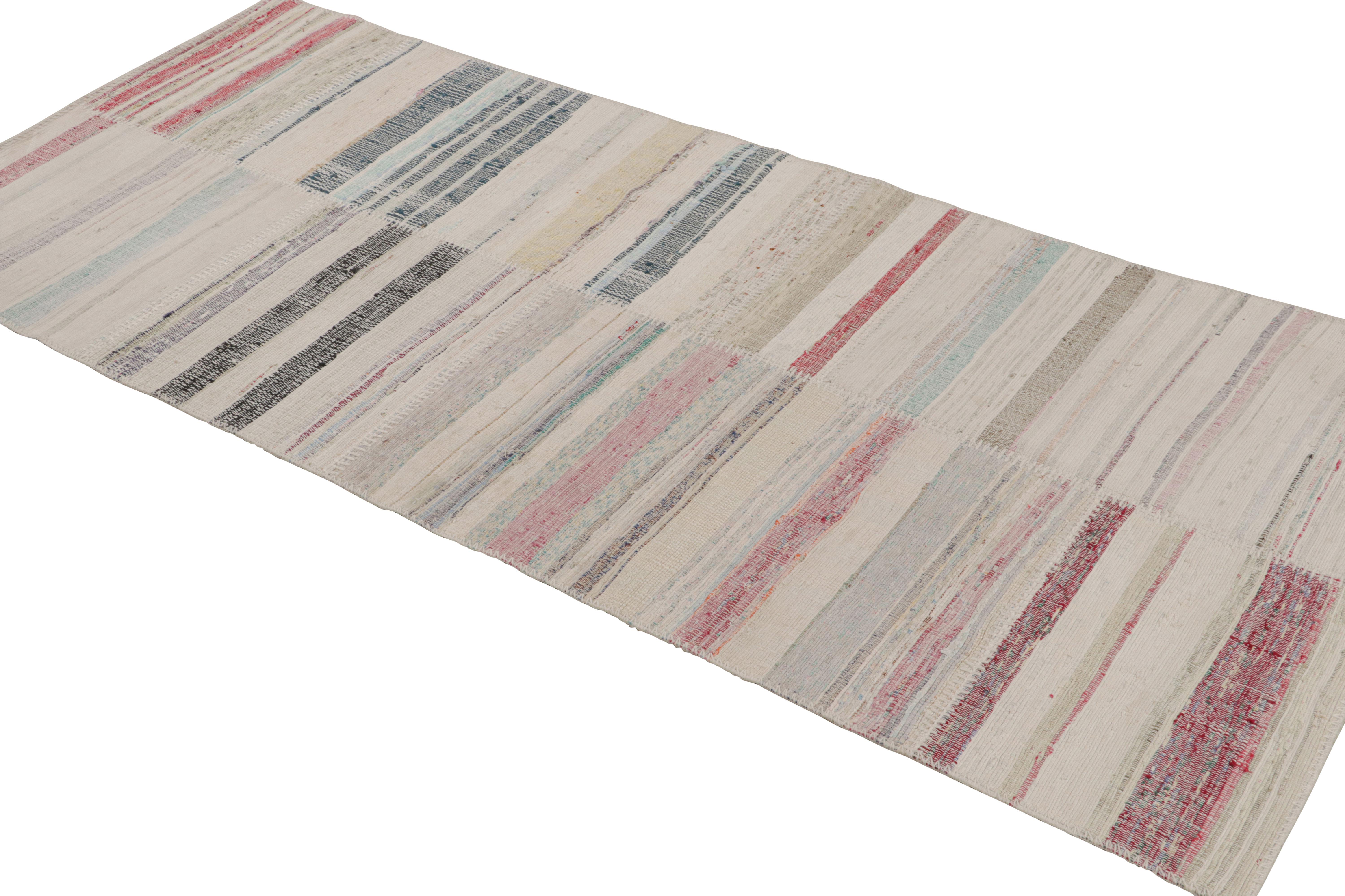 Tissé à la main dans un tissage plat de laine utilisant des fils vintage, ce tapis moderne de la collection Patchwork Kilim de Rug & Kilim s'inspire des tapis Kilim du milieu du siècle avec un spectre fantaisiste de rouge, bleu, rose, vert et