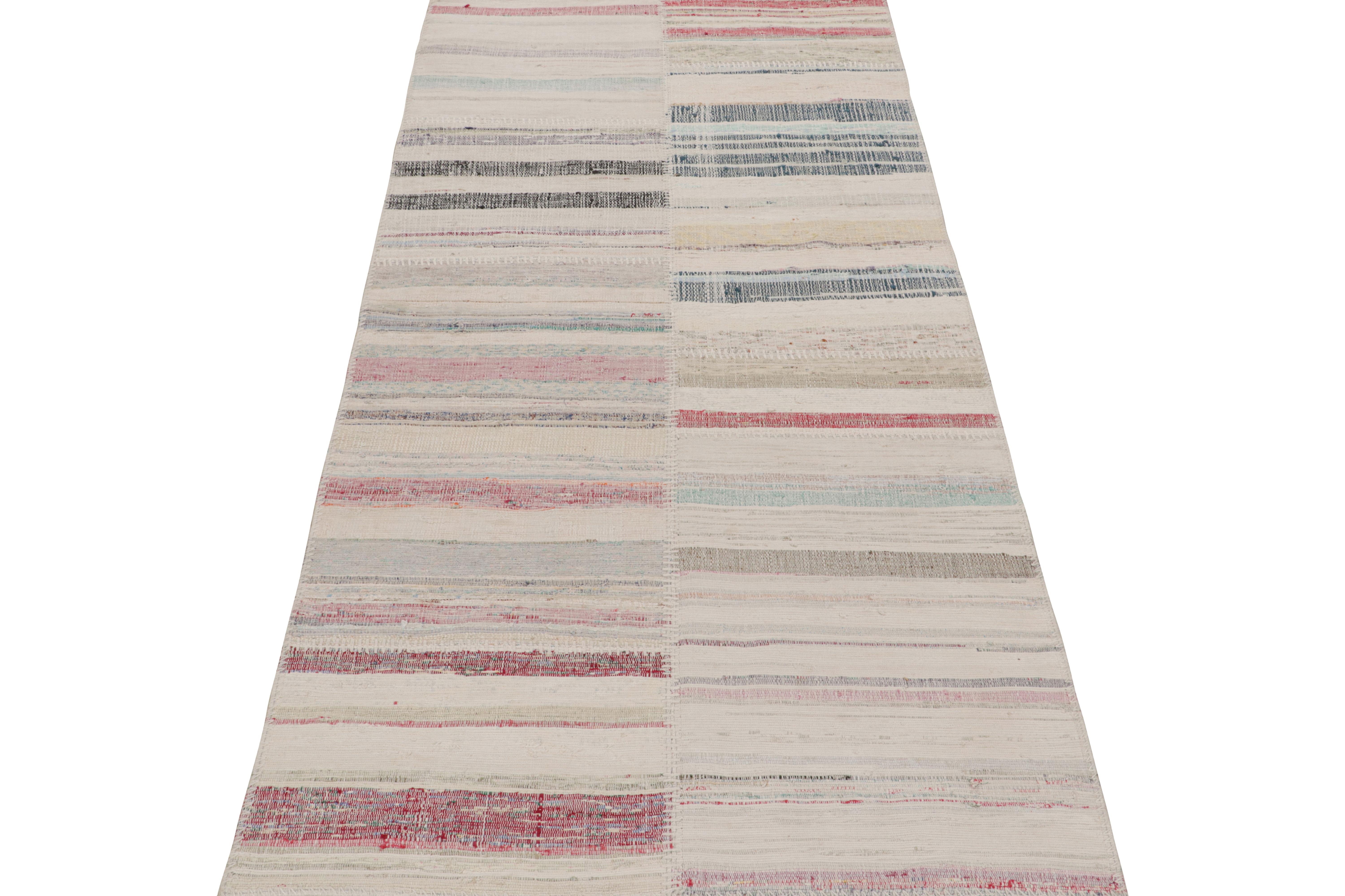 Turc Tapis et tapis de couloir Kilim modernes patchwork à motif de rayures grises et multicolores en vente