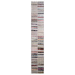 Rug & Kilim's Moderner Patchwork-Kilim-Läufer in grauem, mehrfarbigem Streifenmuster