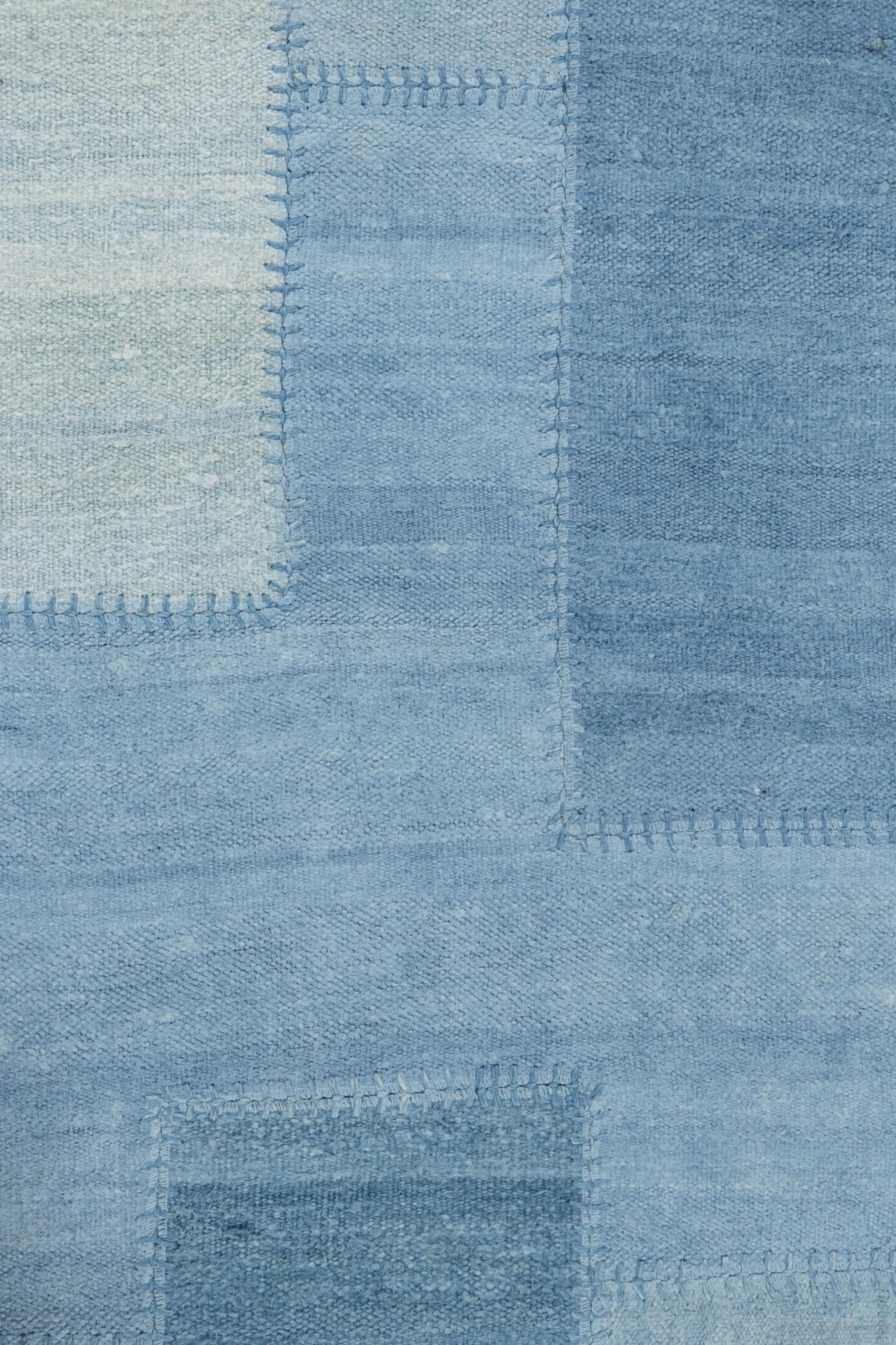 Moderno kilim patchwork de Rug & Kilim con motivos geométricos en azul claro Turco en venta