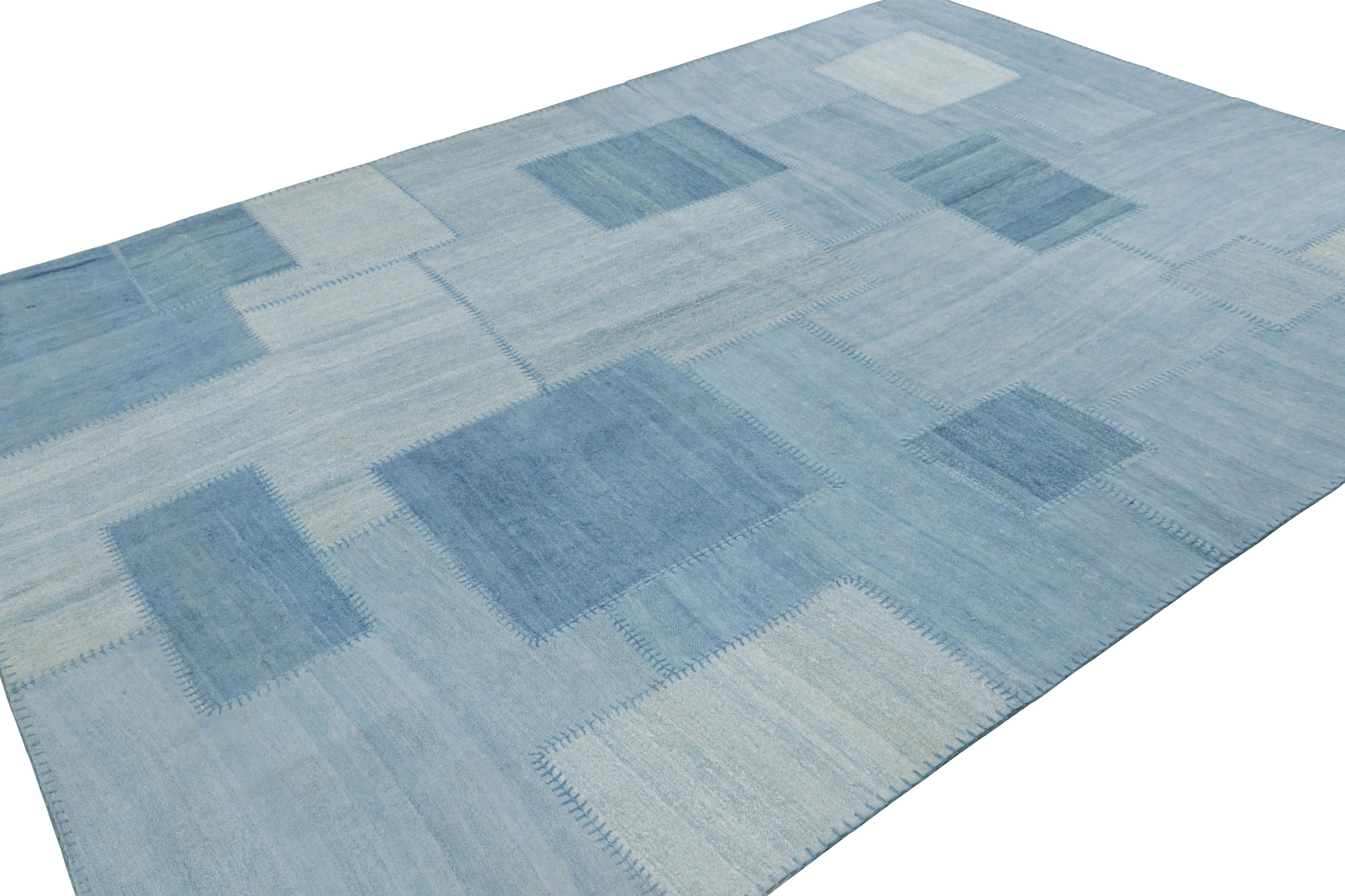 Moderno kilim patchwork de Rug & Kilim con motivos geométricos en azul claro Tejido a mano en venta