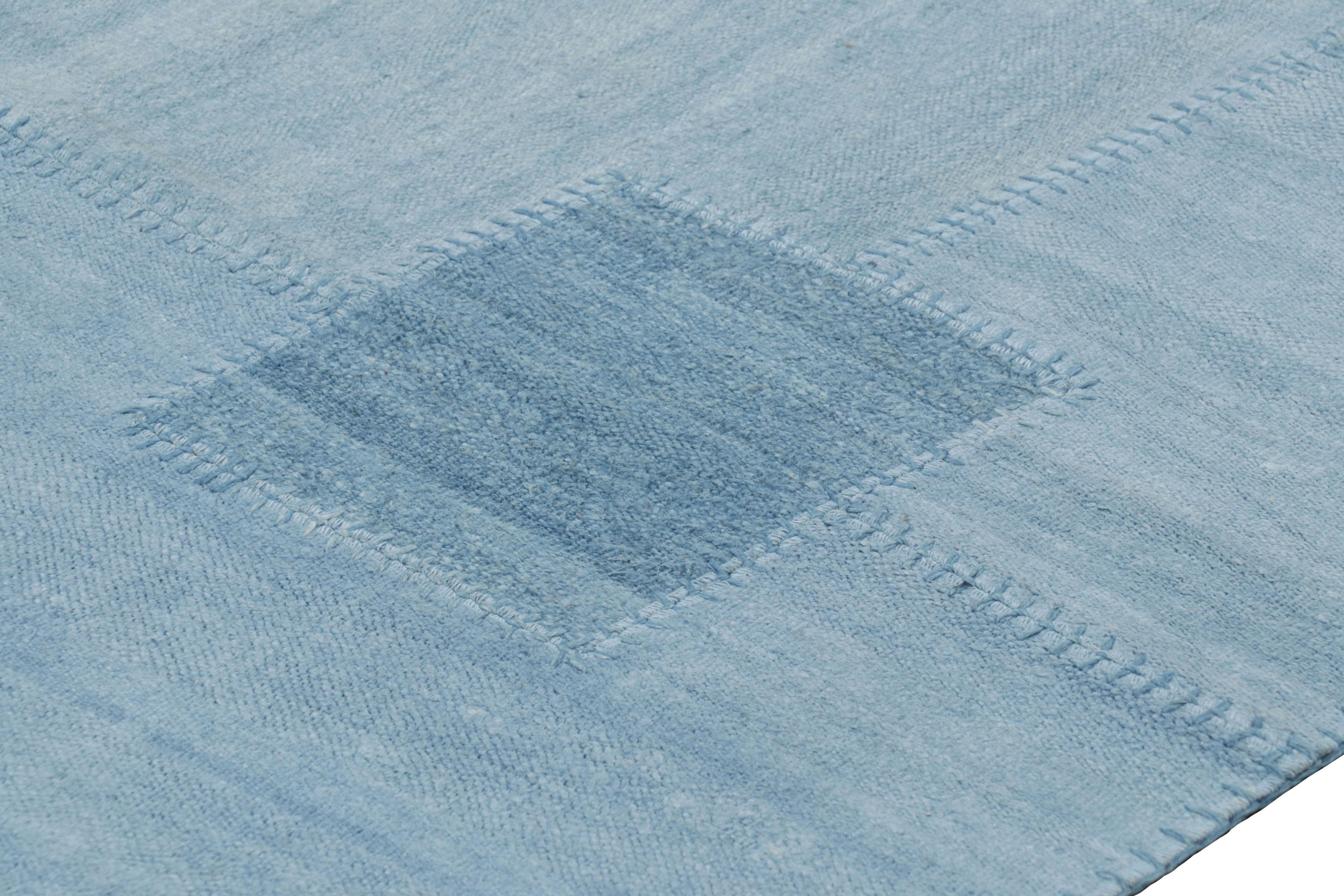 Moderno kilim patchwork de Rug & Kilim con motivos geométricos en azul claro Siglo XXI y contemporáneo en venta