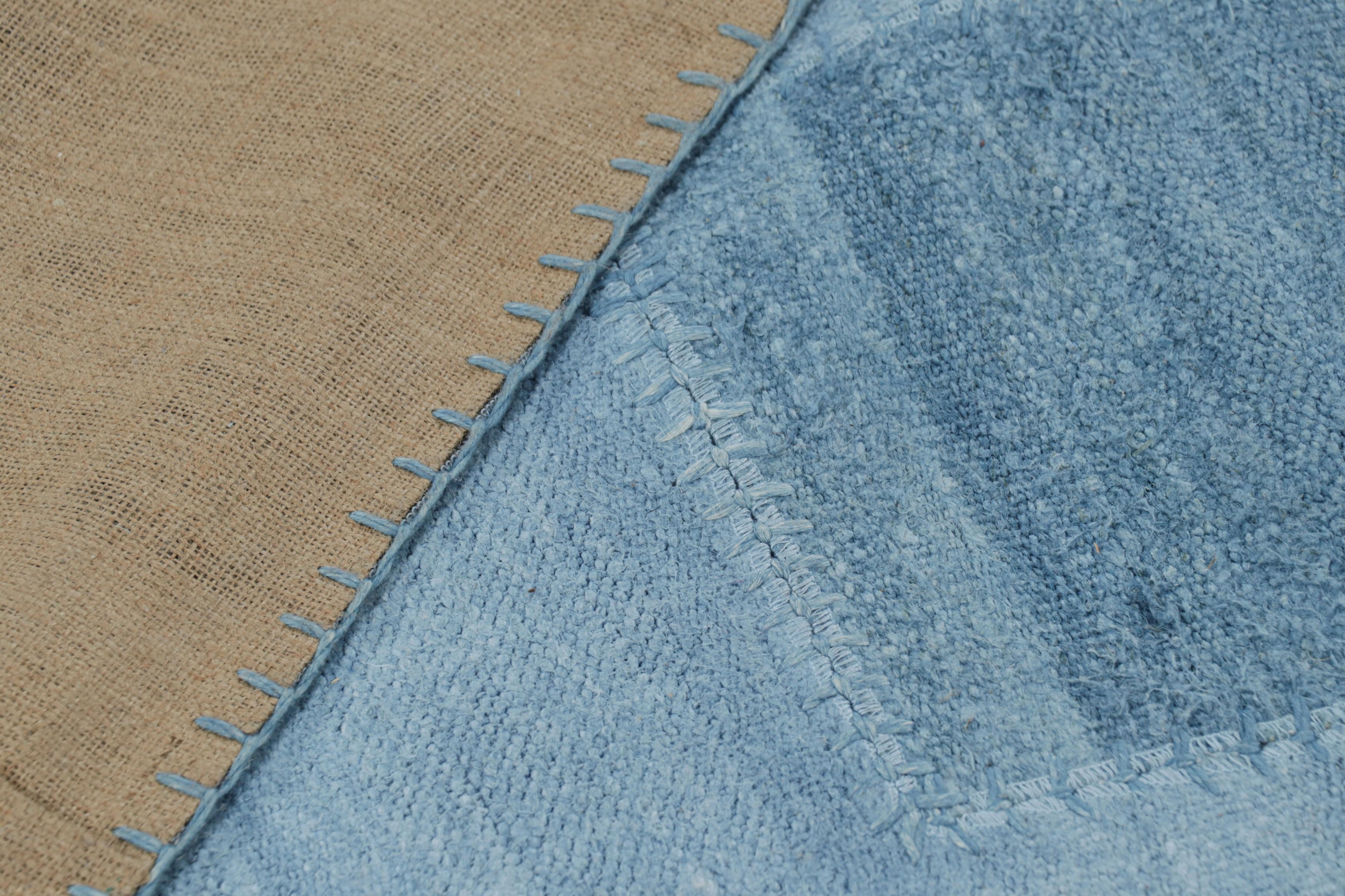 Moderno kilim patchwork de Rug & Kilim con motivos geométricos en azul claro Lana en venta