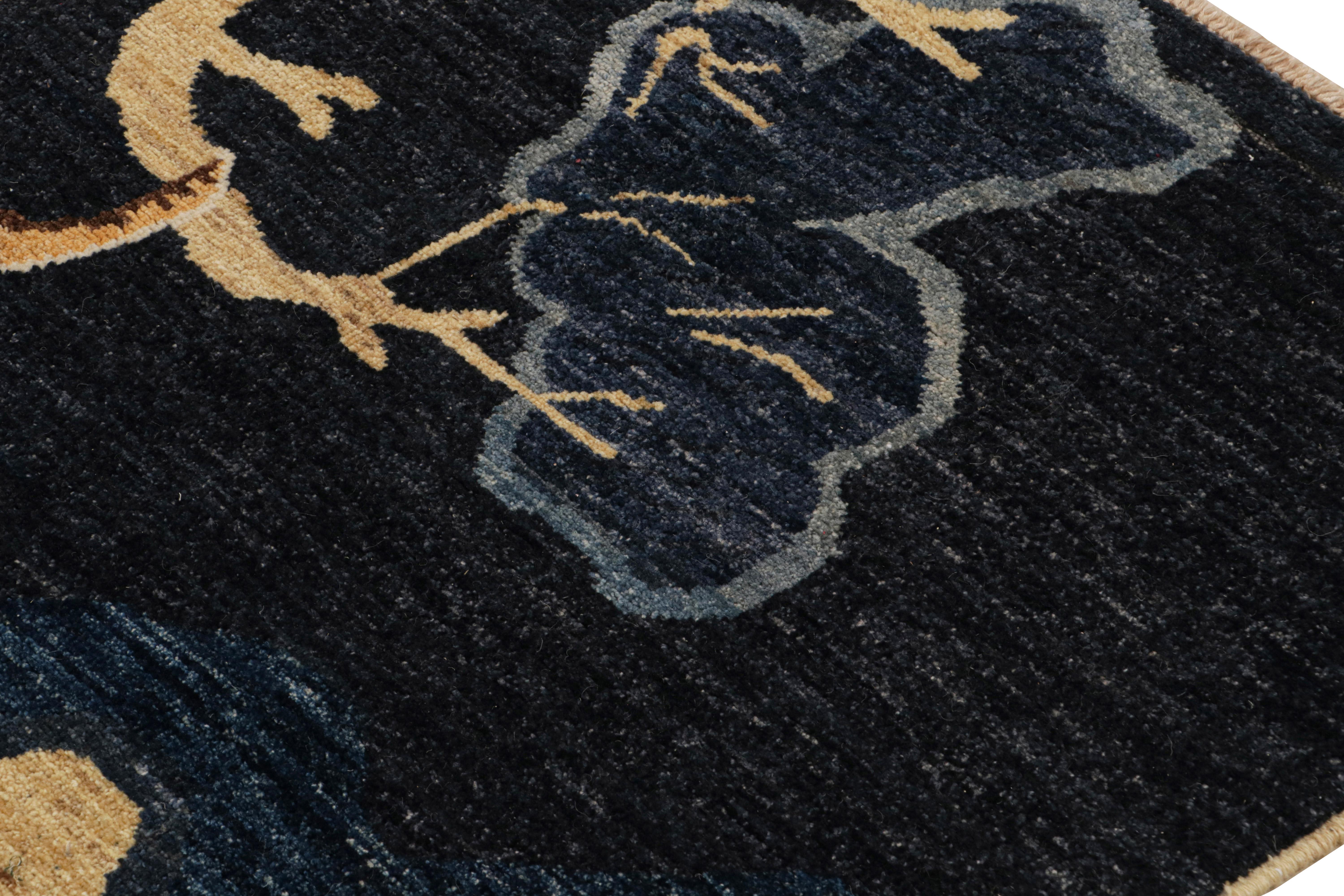 Rug & Kilim's Modern Peking Tiger Pictorial Rug in Marineblau und Gold (21. Jahrhundert und zeitgenössisch) im Angebot