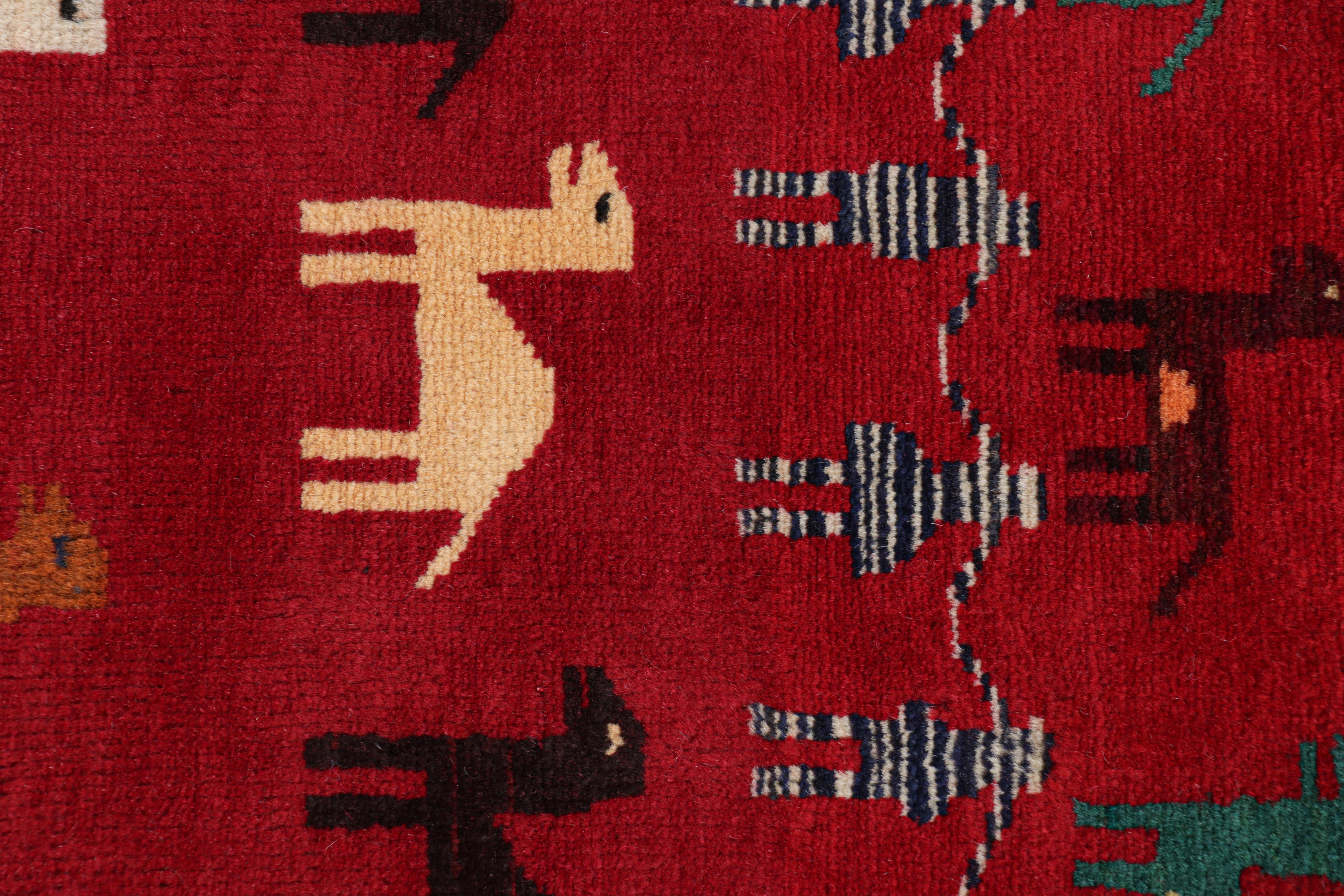 Tribale Tappeto Gabbeh persiano moderno di Rug & Kilim in rosso con raffigurazioni di animali in vendita