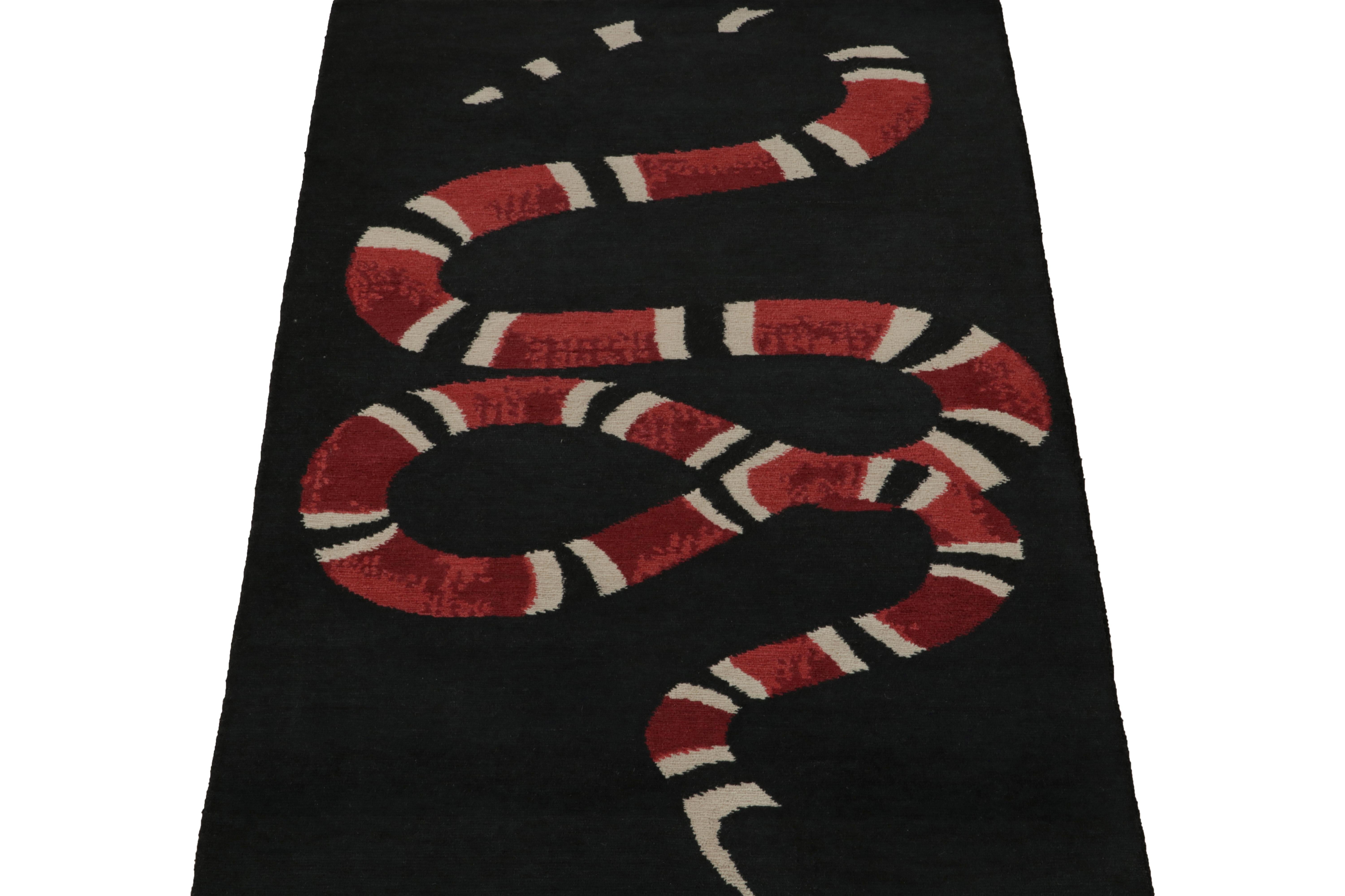 Moderner Bildteppich von Teppich & Kilims in Schwarz mit rotem und weißem Schlangenmuster (Nepalesisch) im Angebot