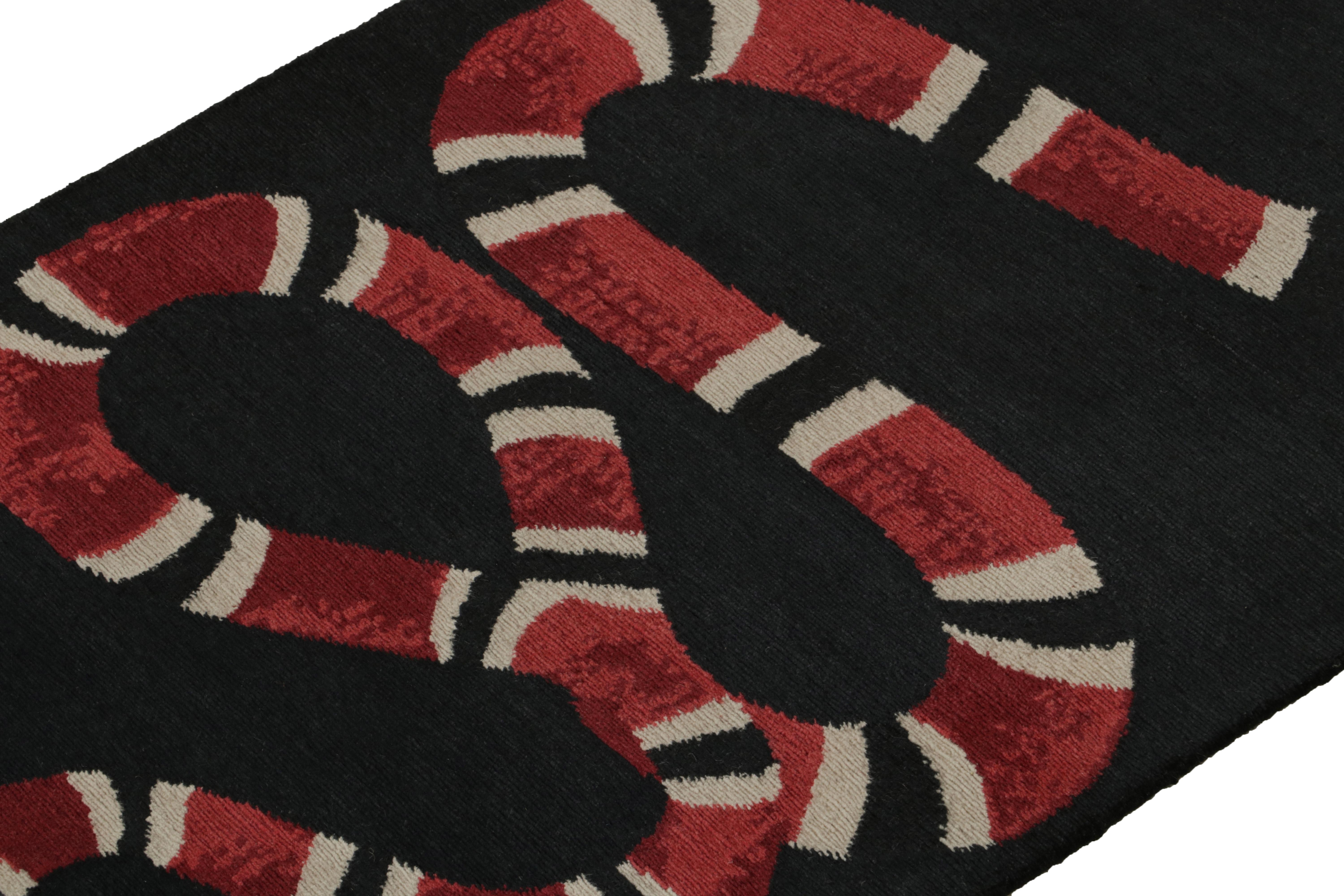 Moderner Bildteppich von Teppich & Kilims in Schwarz mit rotem und weißem Schlangenmuster (Handgeknüpft) im Angebot