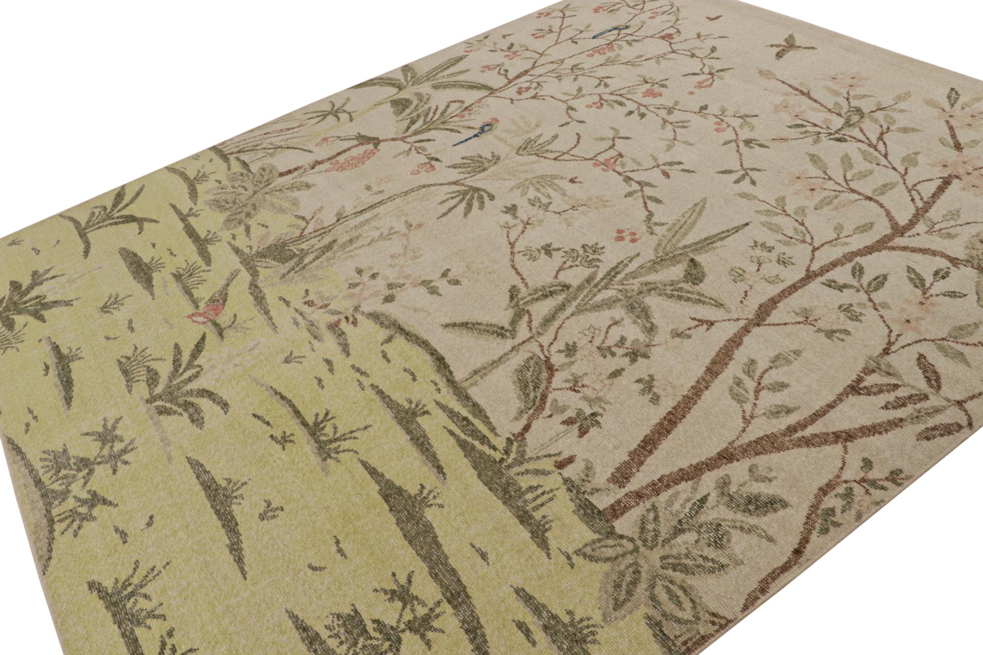 Dieser moderne, aus Indien stammende 8x10 große Teppich ist aus Wolle handgeknüpft und zeigt Bilder von Grünpflanzen und Vögeln in Grün-, Rosa- und Taupe-Tönen. 

Über das Design: 

Dieser moderne Teppich von Rug & Kilim ist eine Neuheit unter den