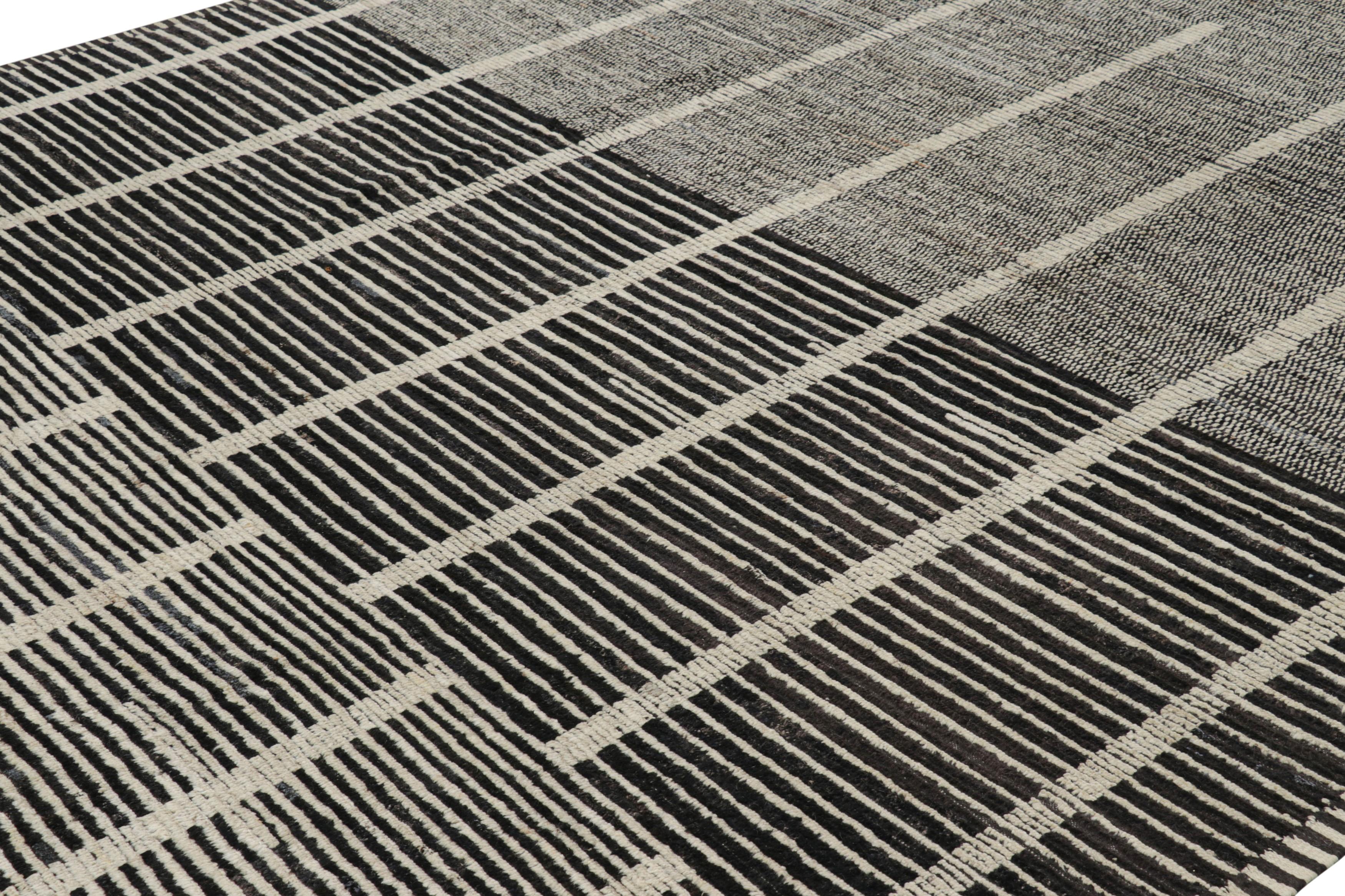 Dieser handgewebte Wollteppich im Format 10x14 ist eine spannende Ergänzung der Modern-Teppichkollektion von Rug & Kilim. Diese besondere Linie bietet Teppiche mit einem Spiel aus Flor und Flachgewebe, mit einem subtilen Hoch-Tief-Element von fast