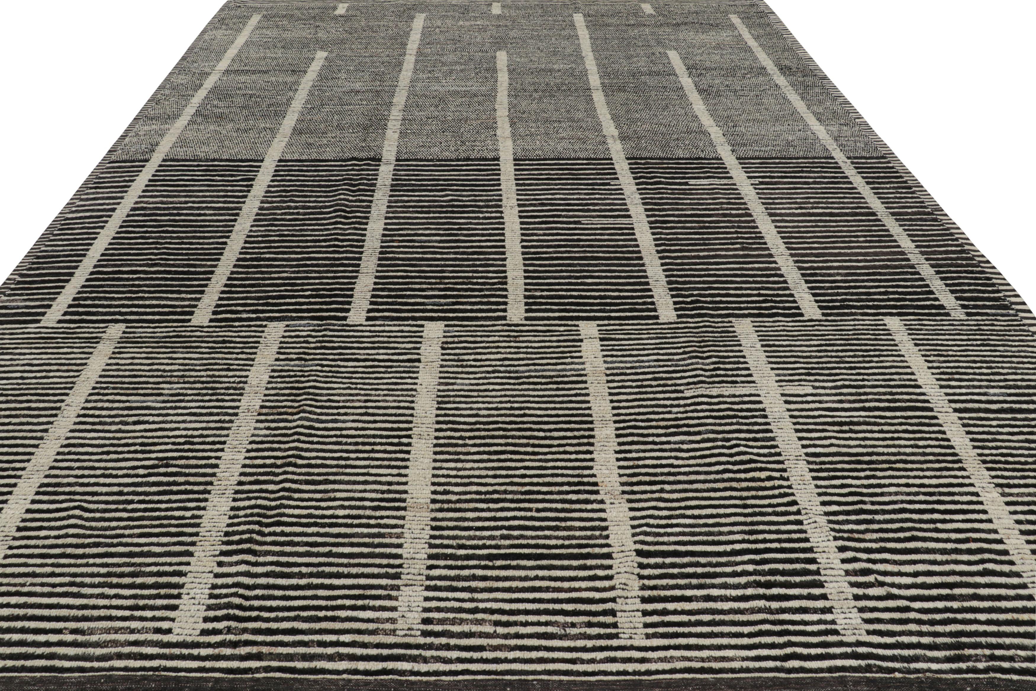 Moderner Teppich von Rug & Kilim, schwarz-weiß gestreift und mit geometrischen Mustern (Handgewebt) im Angebot