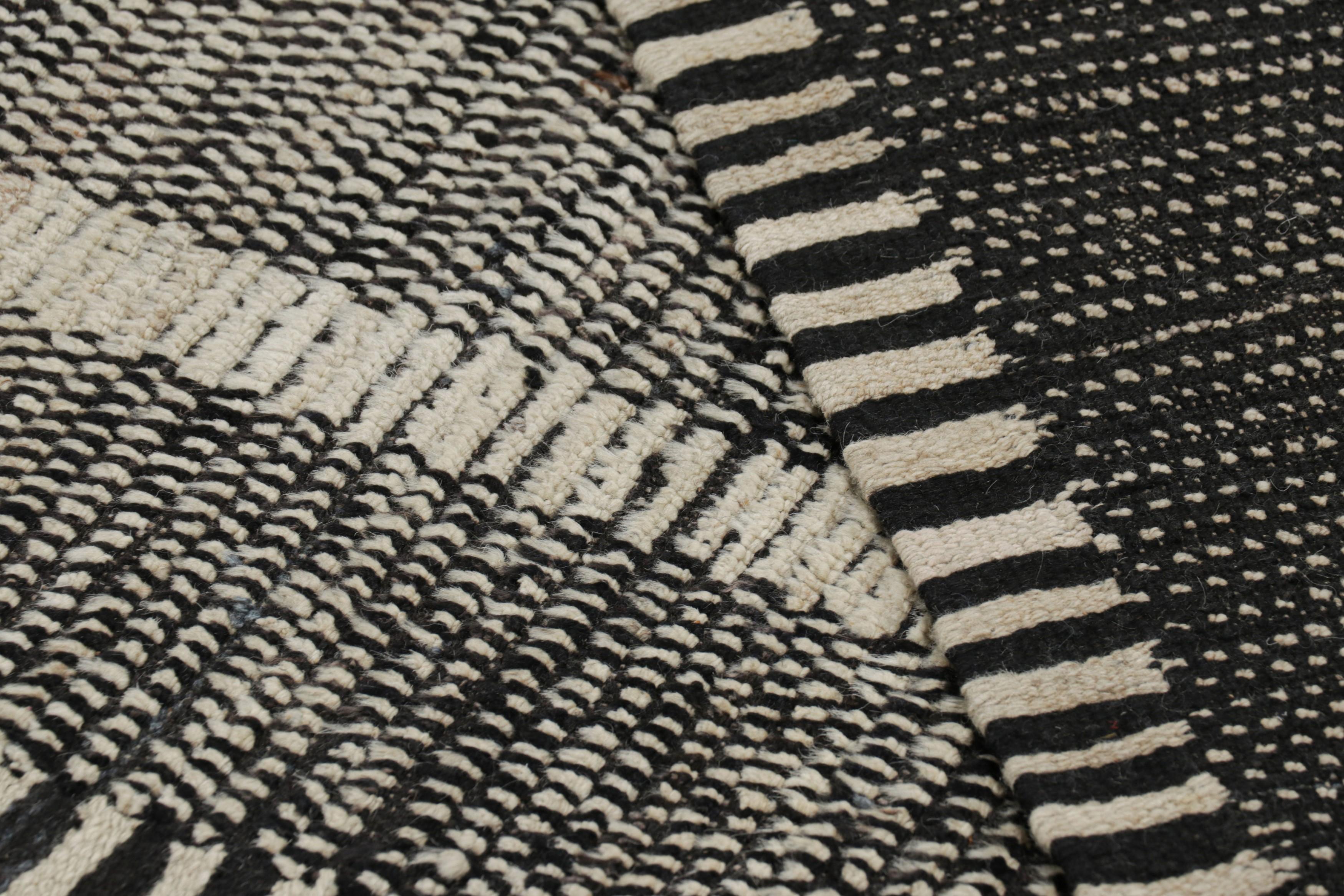 Moderner Teppich von Rug & Kilim, schwarz-weiß gestreift und mit geometrischen Mustern (Wolle) im Angebot