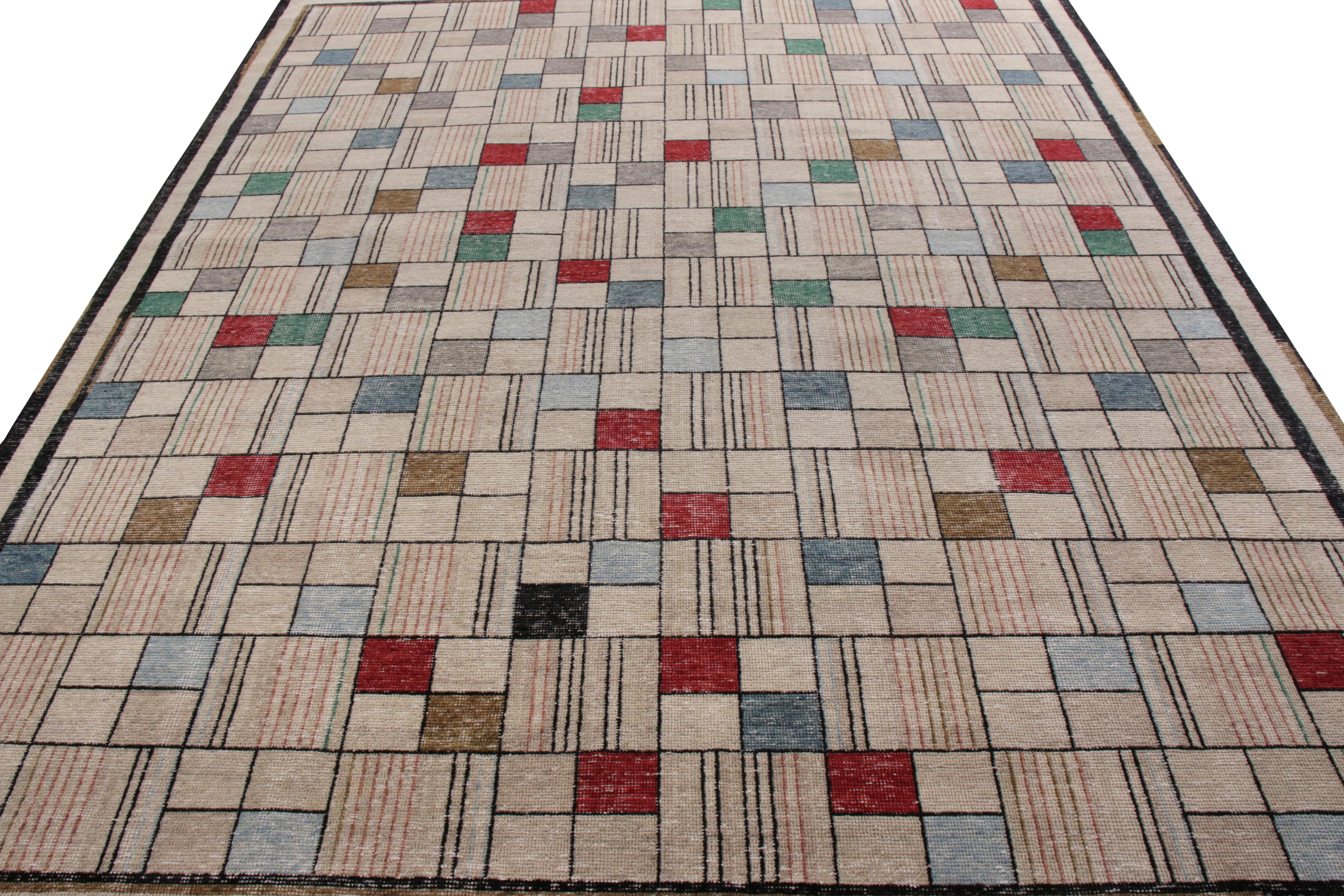 Moderner Teppich von Teppich & Kilims, im Distressed-Stil, beigefarbenes mehrfarbiges geometrisches Muster (Amerikanische Klassik) im Angebot