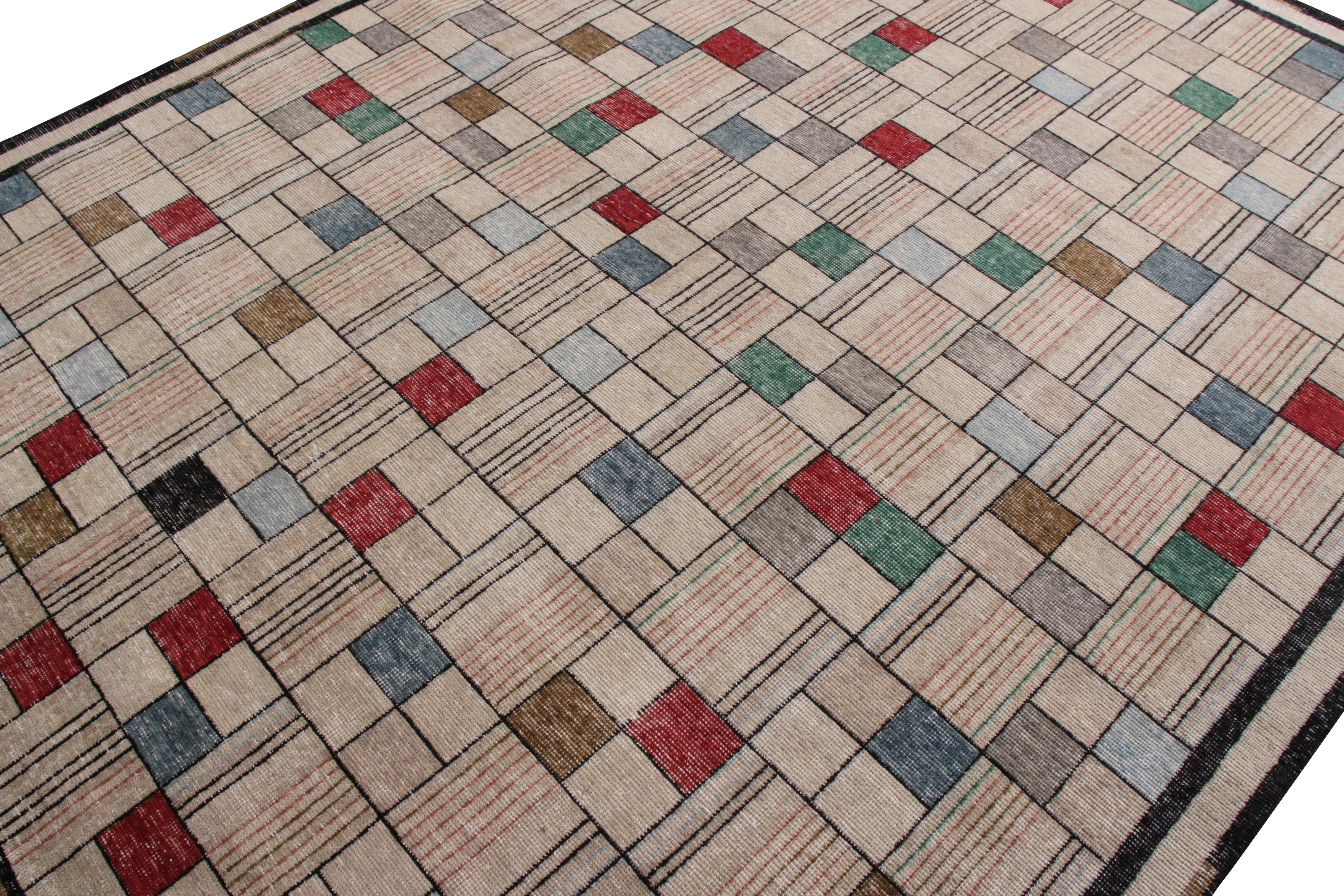 Moderner Teppich von Teppich & Kilims, im Distressed-Stil, beigefarbenes mehrfarbiges geometrisches Muster (Indisch) im Angebot