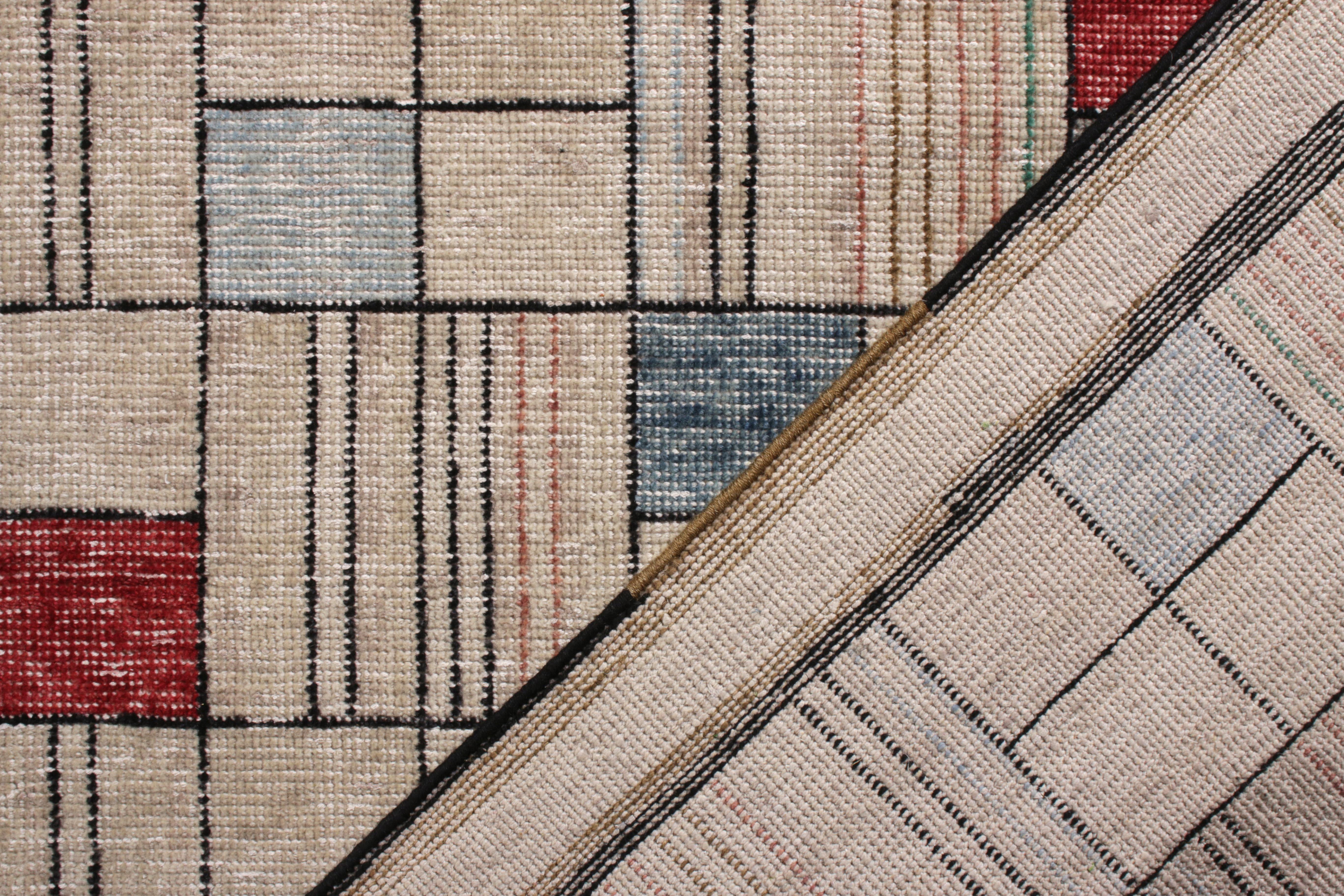 Moderner Teppich von Teppich & Kilims, im Distressed-Stil, beigefarbenes mehrfarbiges geometrisches Muster (Handgeknüpft) im Angebot