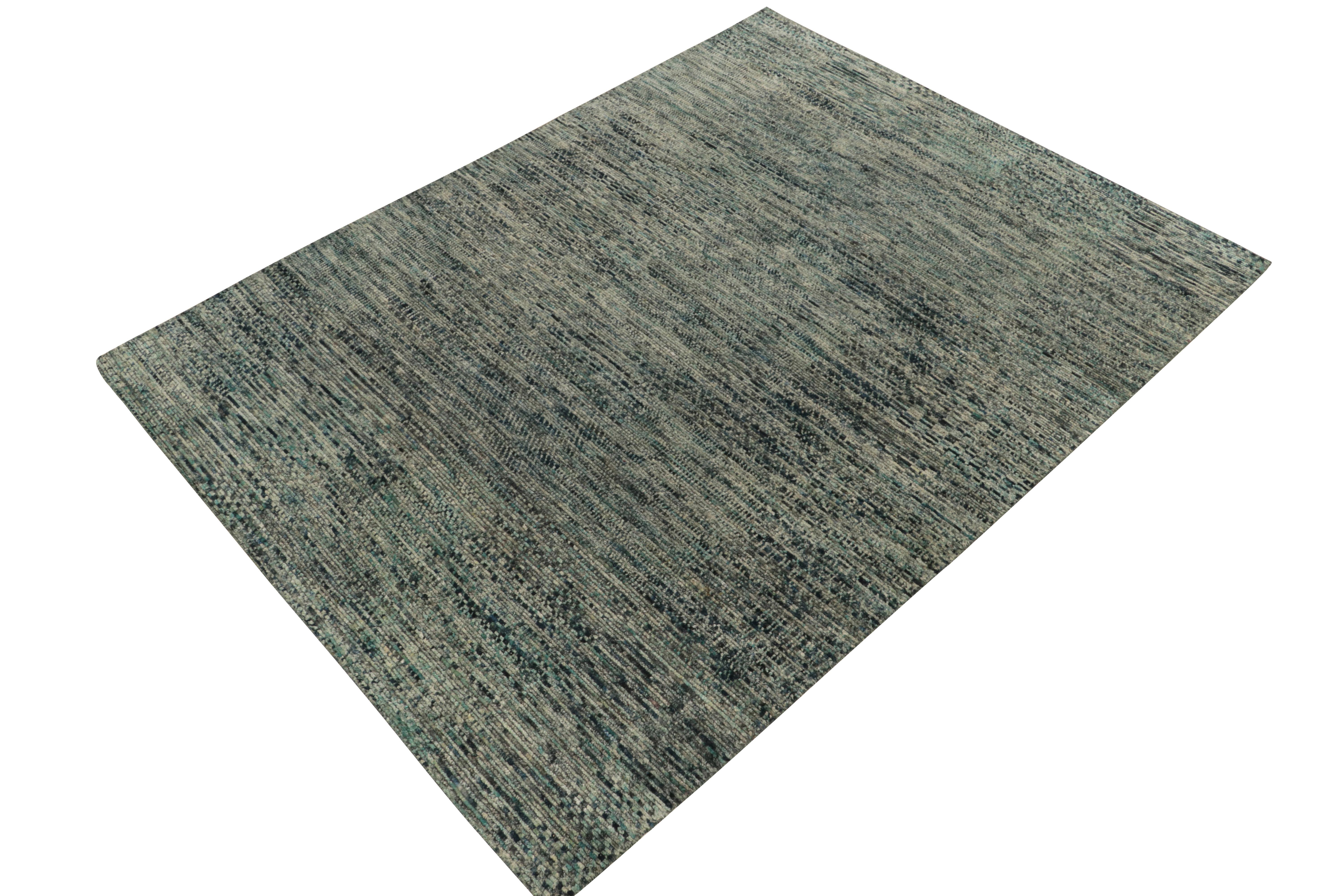 Anudada a mano en lujosa seda de calidad, una atrevida alfombra contemporánea de 8 x 10 con un elemento textural y una profundidad visual excepcionales. Este diseño moderno en particular combina estrías con motivos geométricos tenues en azul, negro