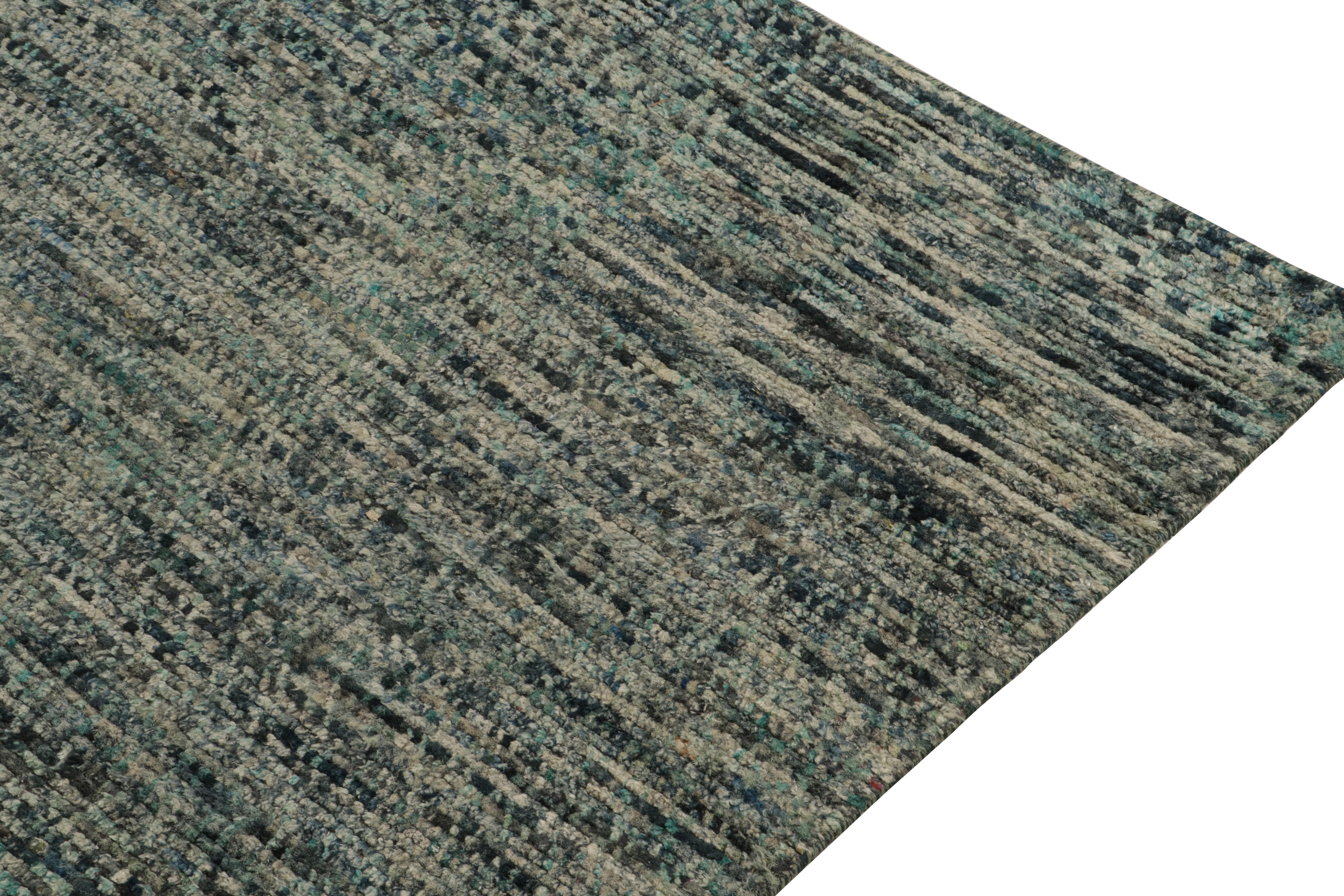 Alfombra moderna de Rug & Kilim con motivos geométricos estriados en azul, negro y blanco Anudado a mano en venta