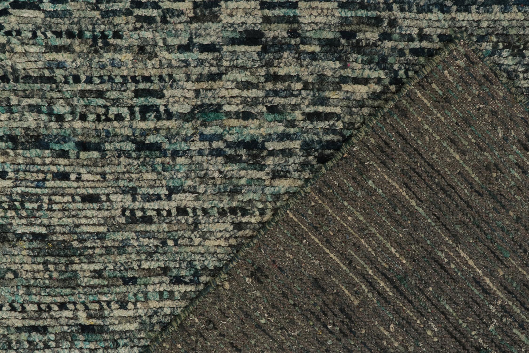 Alfombra moderna de Rug & Kilim con motivos geométricos estriados en azul, negro y blanco Siglo XXI y contemporáneo en venta