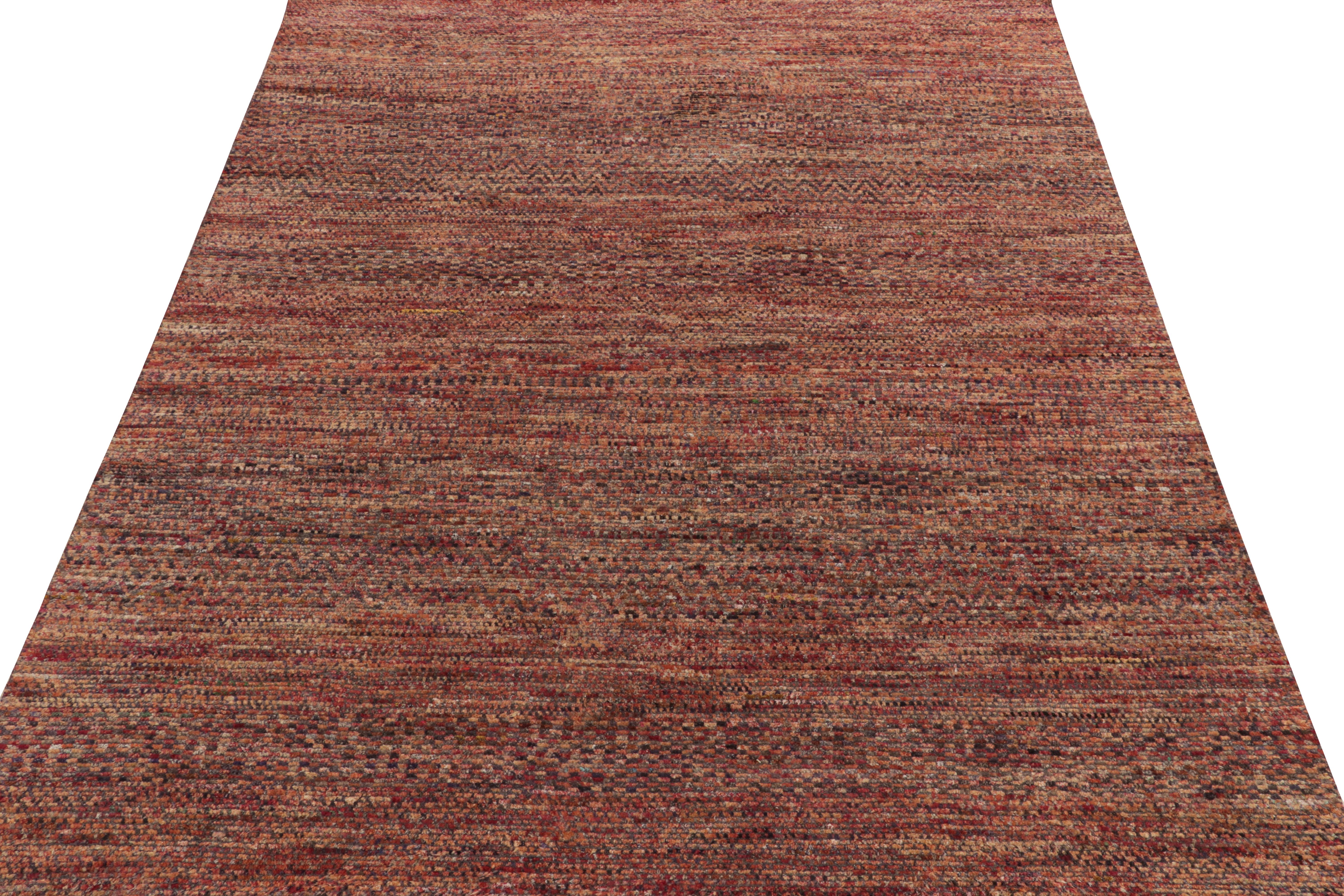 Indiano Rug & Kilim è un tappeto moderno a strisce rosse e marrone-arancio, con motivi geometrici in vendita