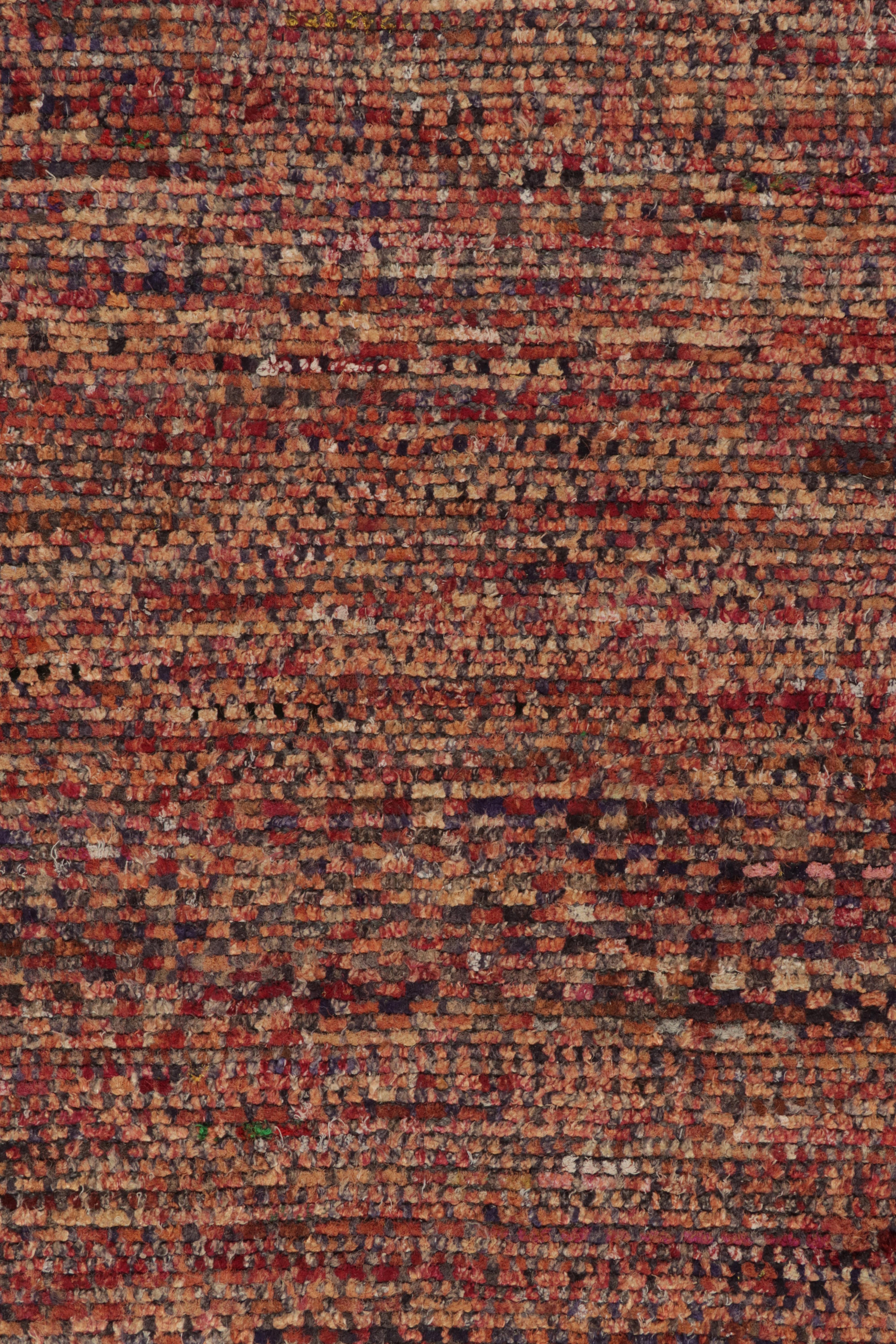 Rug & Kilim's Modern Rug in a Red & Orange-Brown Striae, Geometric Patterns (tapis moderne à rayures rouges et orange-brun, motifs géométriques)
