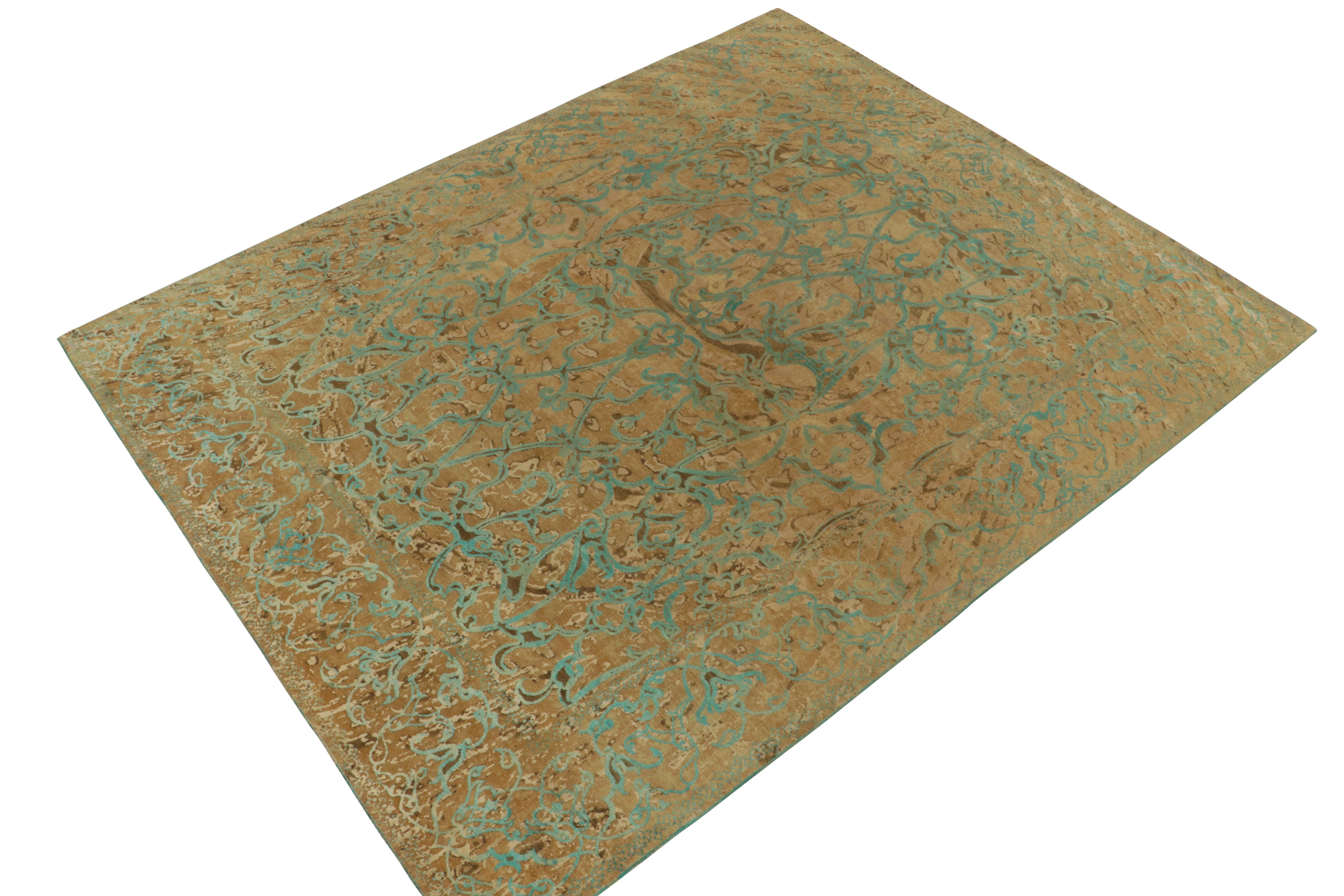 Handgeknüpft aus feiner Wolle und Seide, ein 8x10 großer, zeitgenössischer Teppich, der subtil von traditionellen Designs inspiriert ist. 

Das verlockende Spiel von Teal- und Beige-Braun-Tönen zieht sich wunderbar durch das Muster und sorgt für