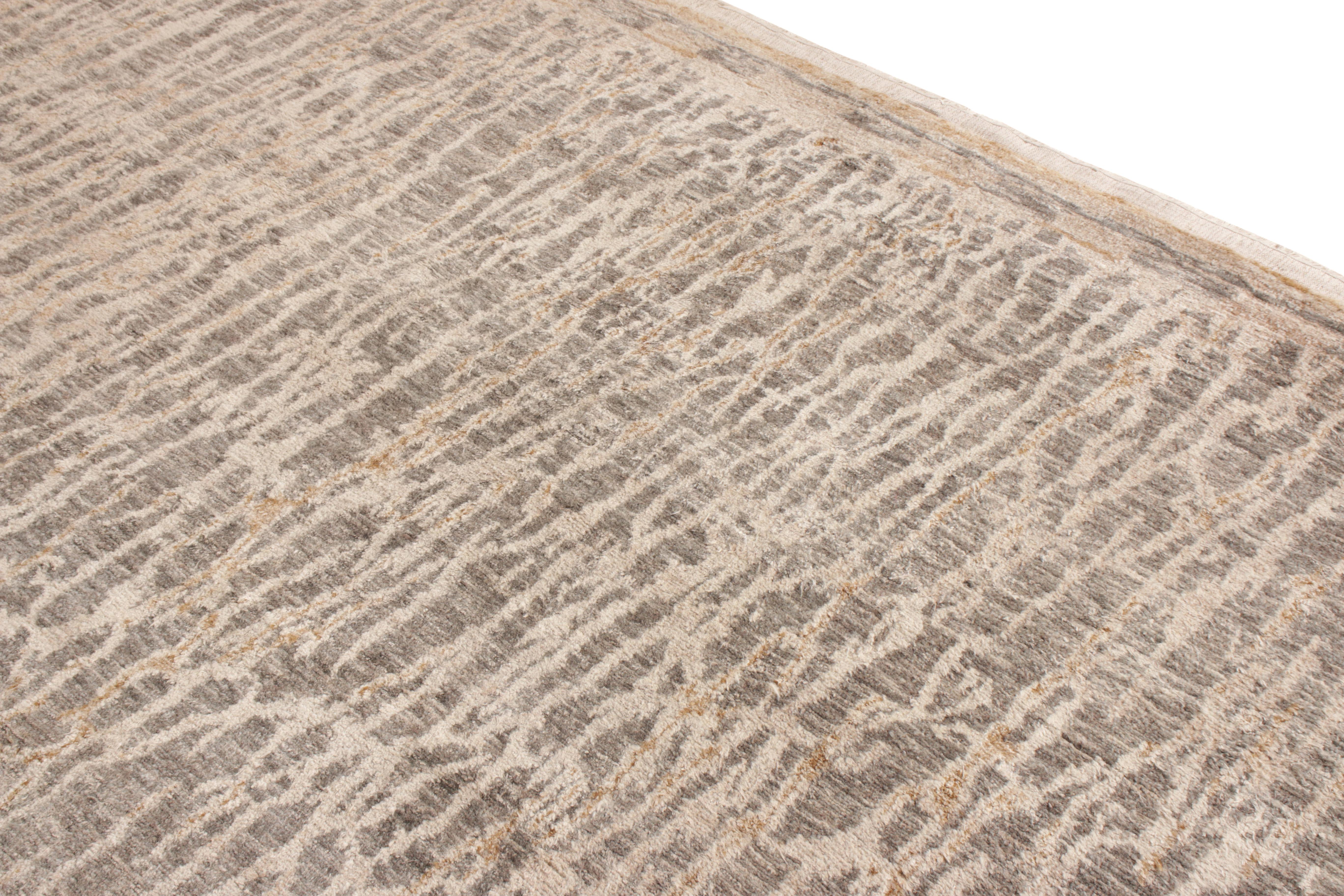 Rug & Kilim's Modern Rug in Beige, Grau und Weiß mit abstraktem Muster (Indisch) im Angebot