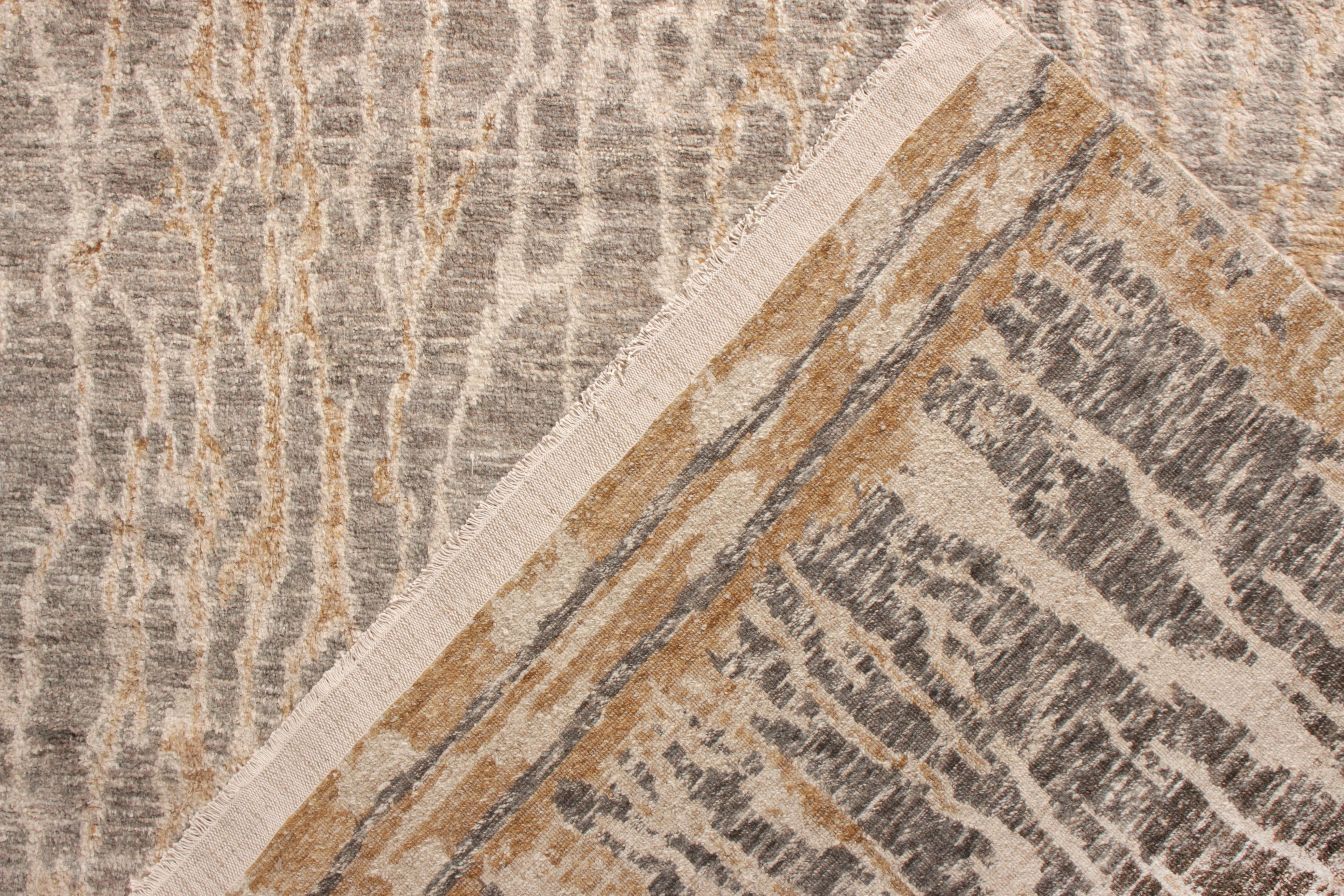 Rug & Kilim's Modern Rug in Beige, Grau und Weiß mit abstraktem Muster (Handgeknüpft) im Angebot