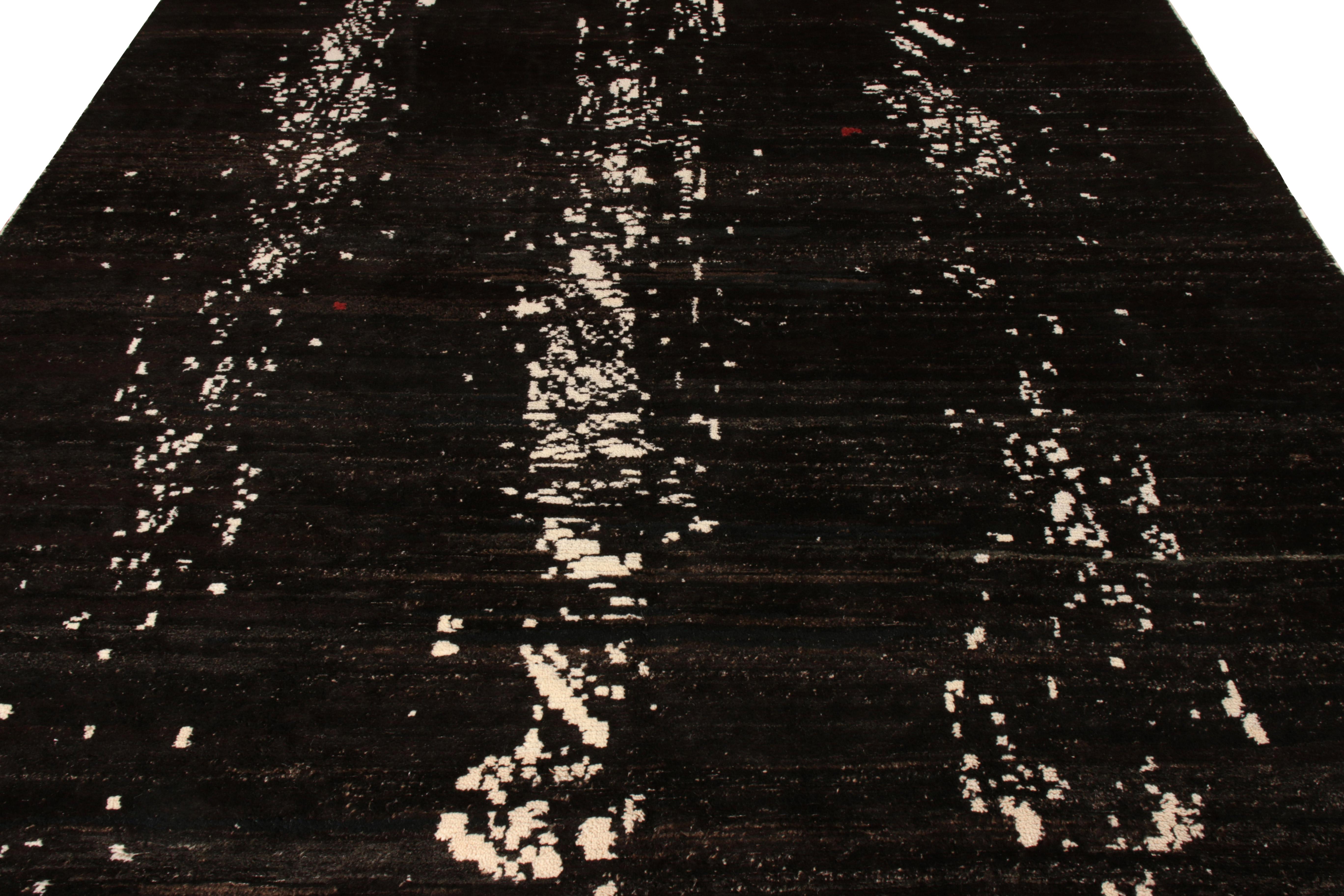Ein 8 X 11 handgeknüpfter abstrakter Teppich aus Rug & Kilim'S New & Modern Collection'S. Der aus feiner Ziegenhaarwolle gefertigte Teppich zeigt ein köstliches, sich überlagerndes Muster in Weiß vor einer satten schwarz-braunen Streifung, die eine