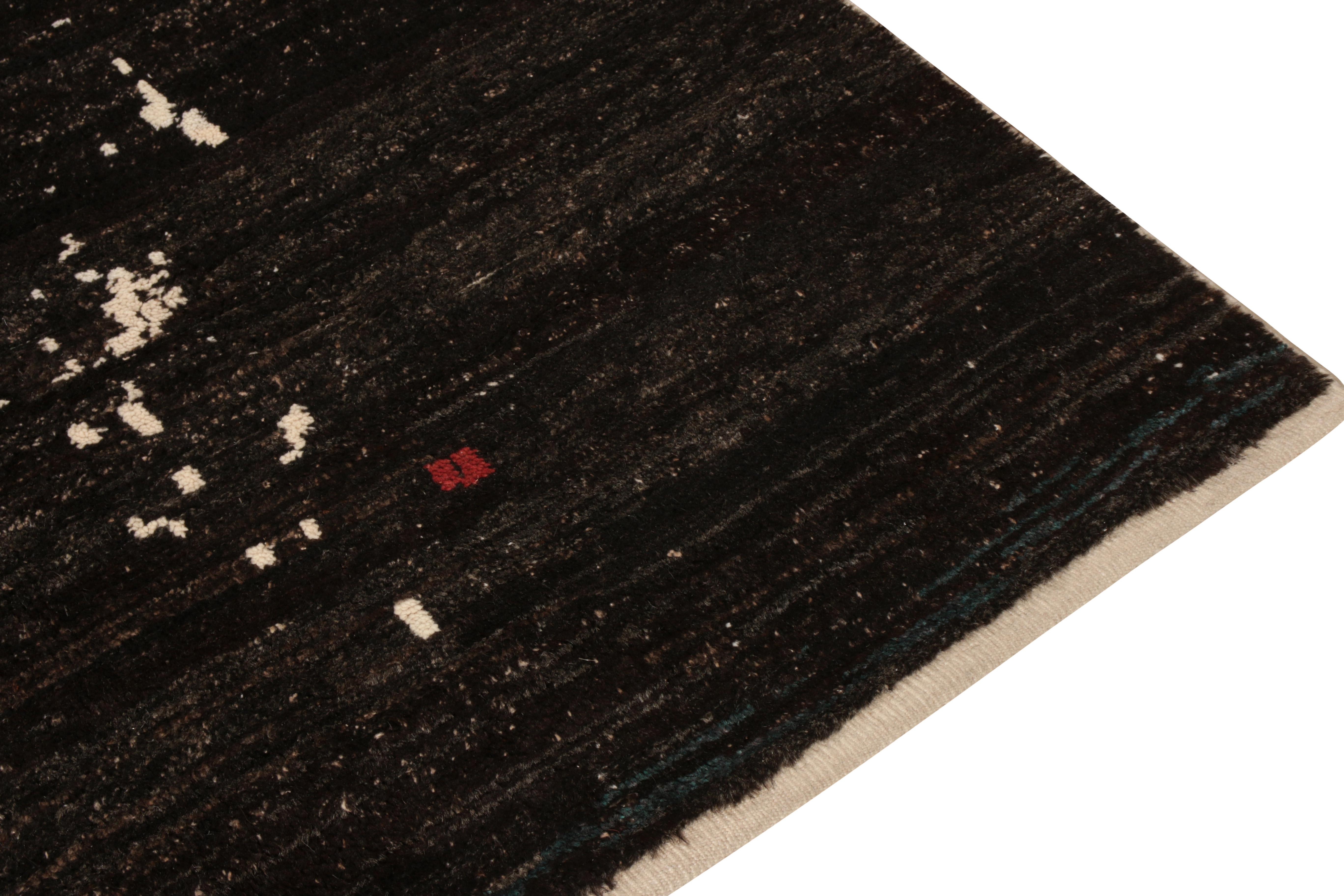 Rug & Kilim's Moderner Teppich mit abstraktem Muster in Braun-Schwarz-Weiß (Handgeknüpft) im Angebot