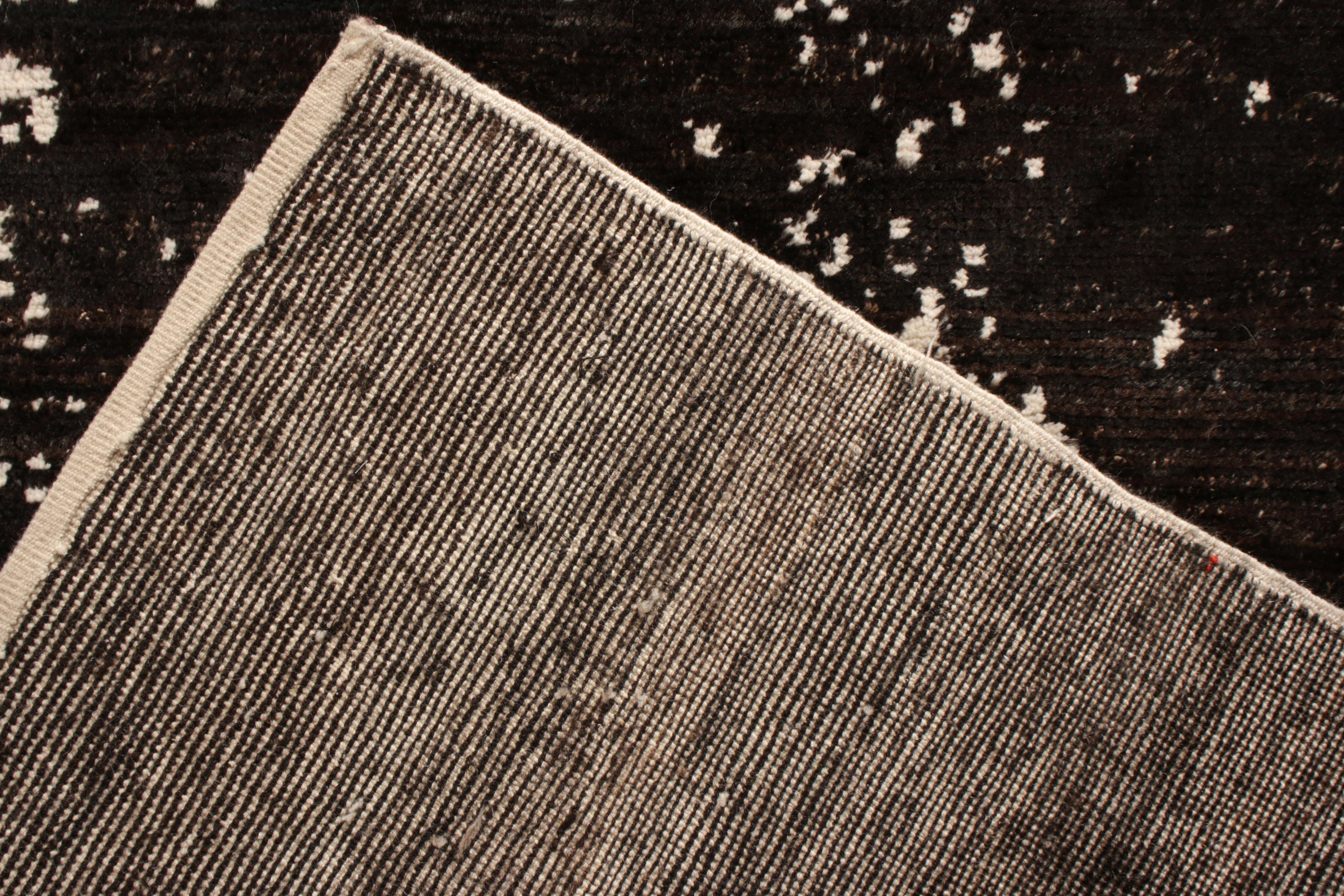 Rug & Kilim's Moderner Teppich mit abstraktem Muster in Braun-Schwarz-Weiß im Zustand „Neu“ im Angebot in Long Island City, NY