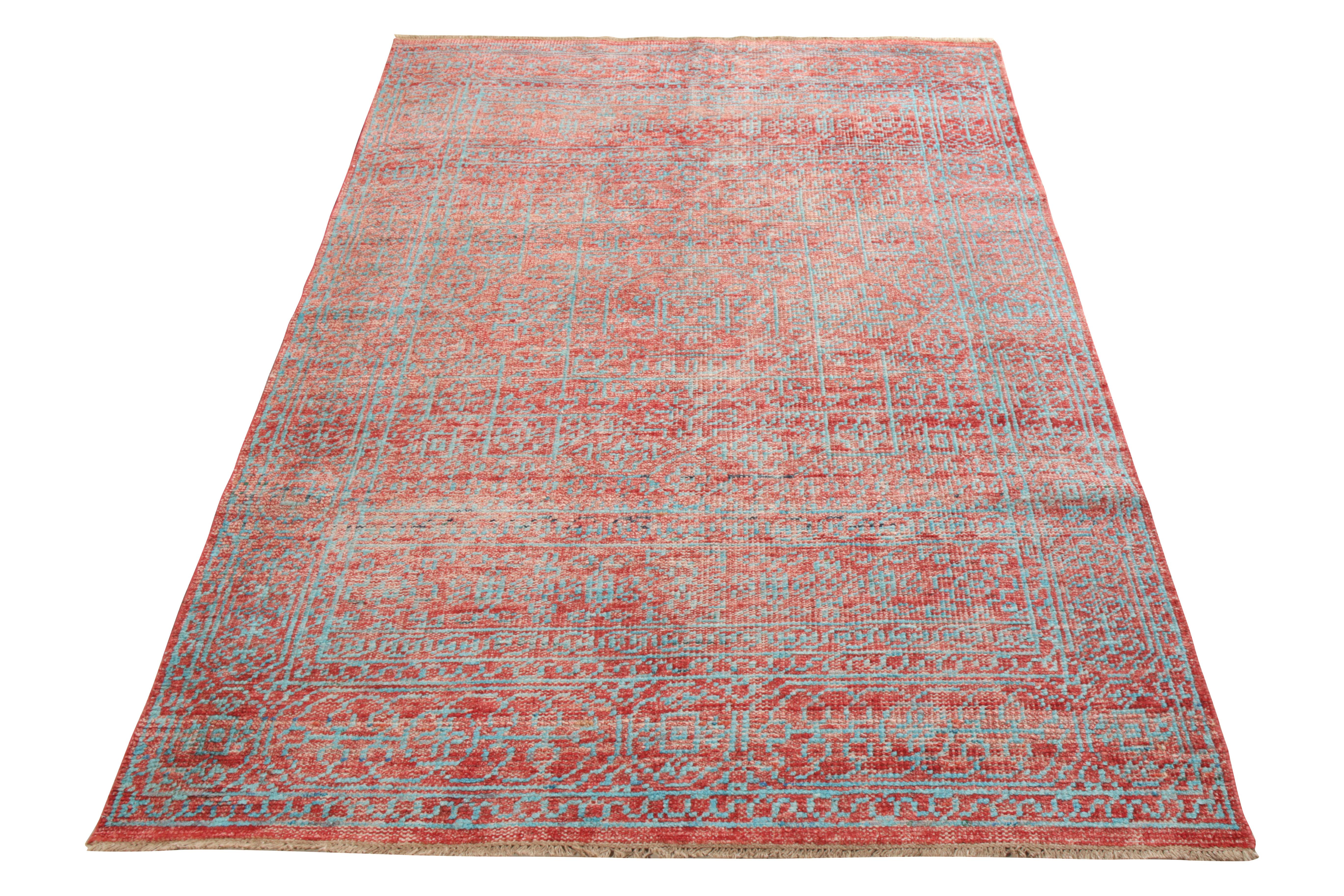 A 5x7 hand-knotted entry belonging to Rug & Kilim’s New & Modern Collection. Proudly showcasing an ambitious geometric pattern atop a clean abrashed base renders a unique personality to the rug that amalgamates modern aesthetics in a