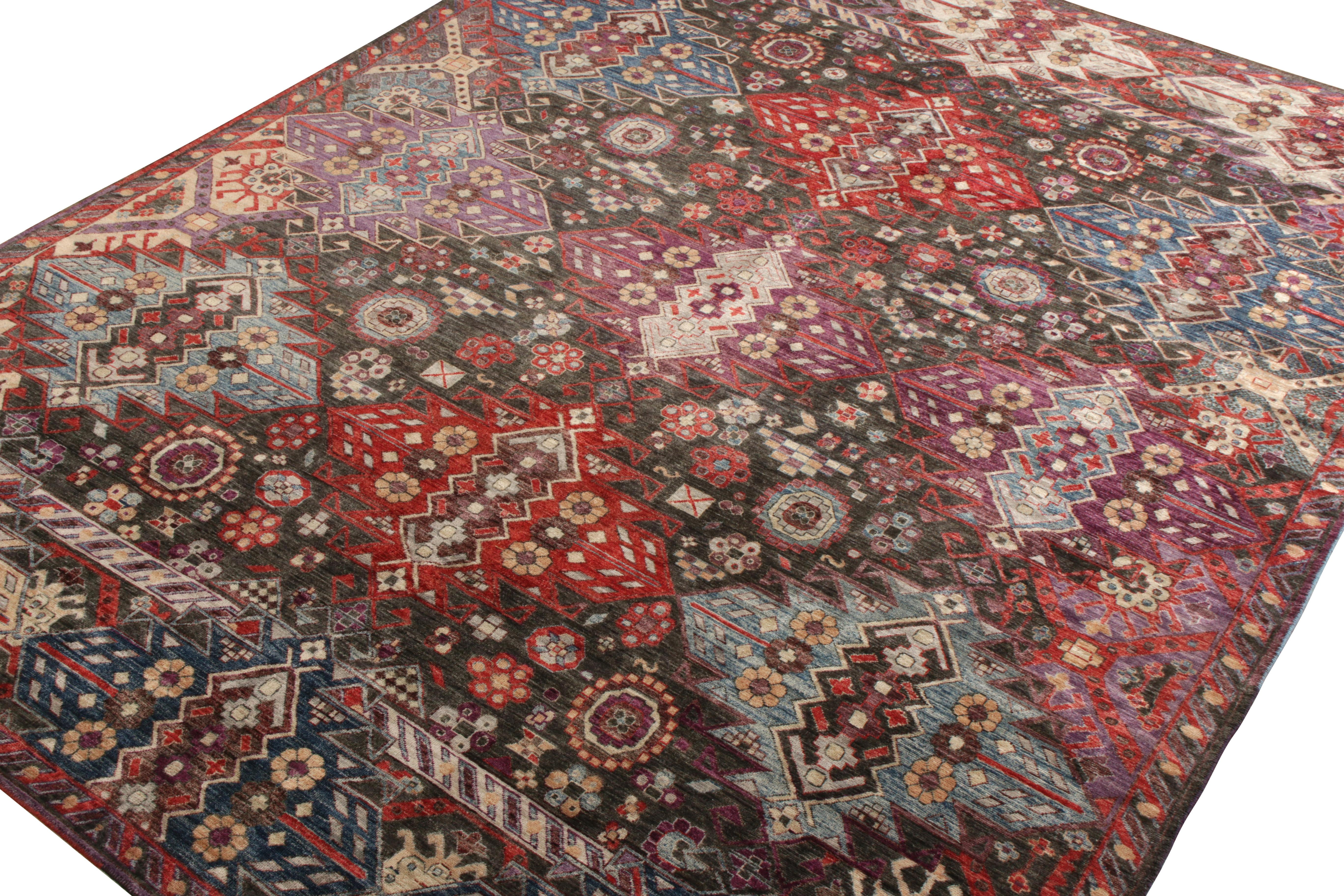 Moderner Teppich von Teppich & Kilims mit geometrischem Muster in Rot, Blau und Schwarz (Stammeskunst) im Angebot