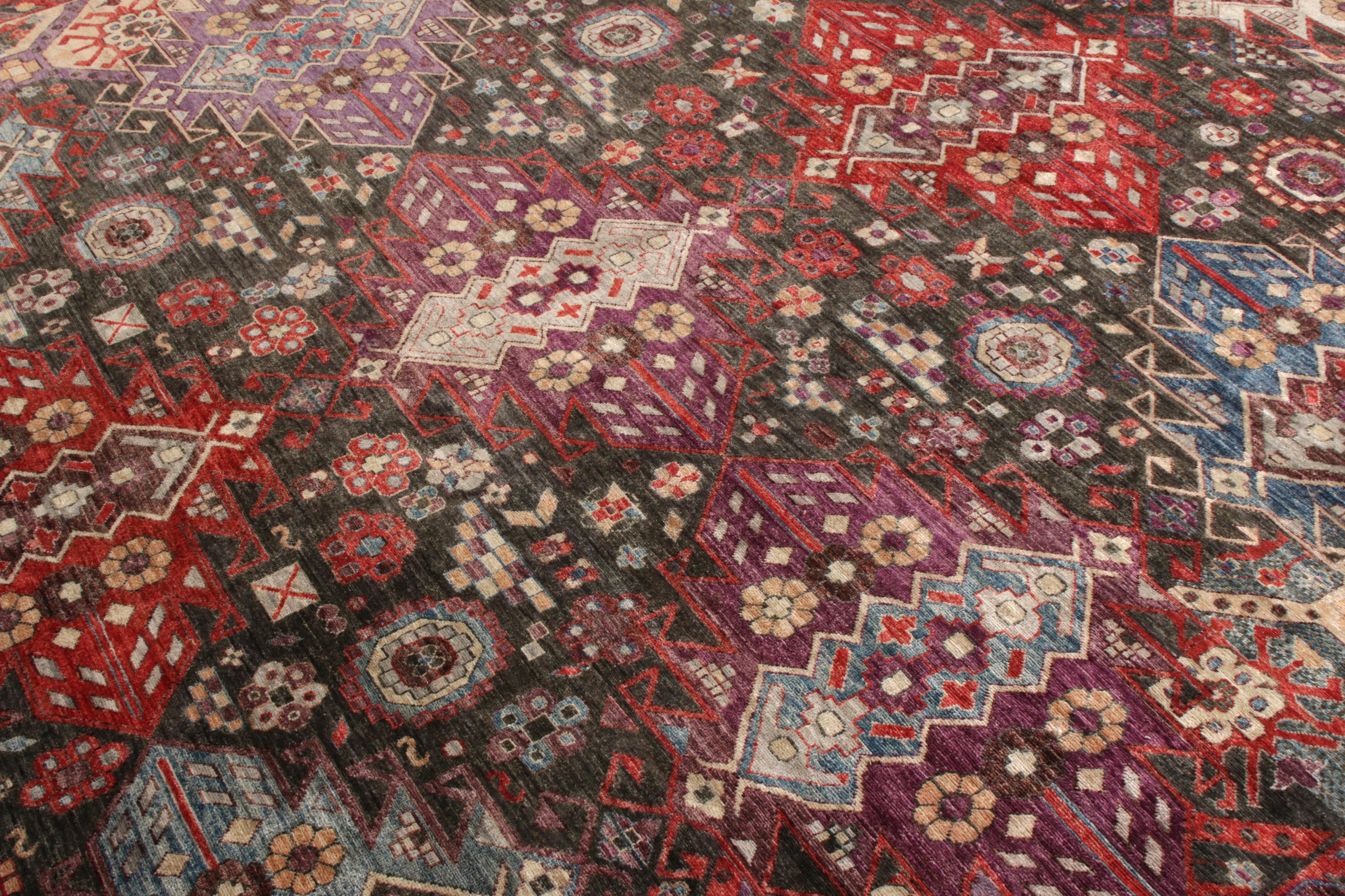 Rug & Kilim's Modern Rug in einem geometrischen Muster in Rot, Blau und Schwarz (Afghanisch) im Angebot