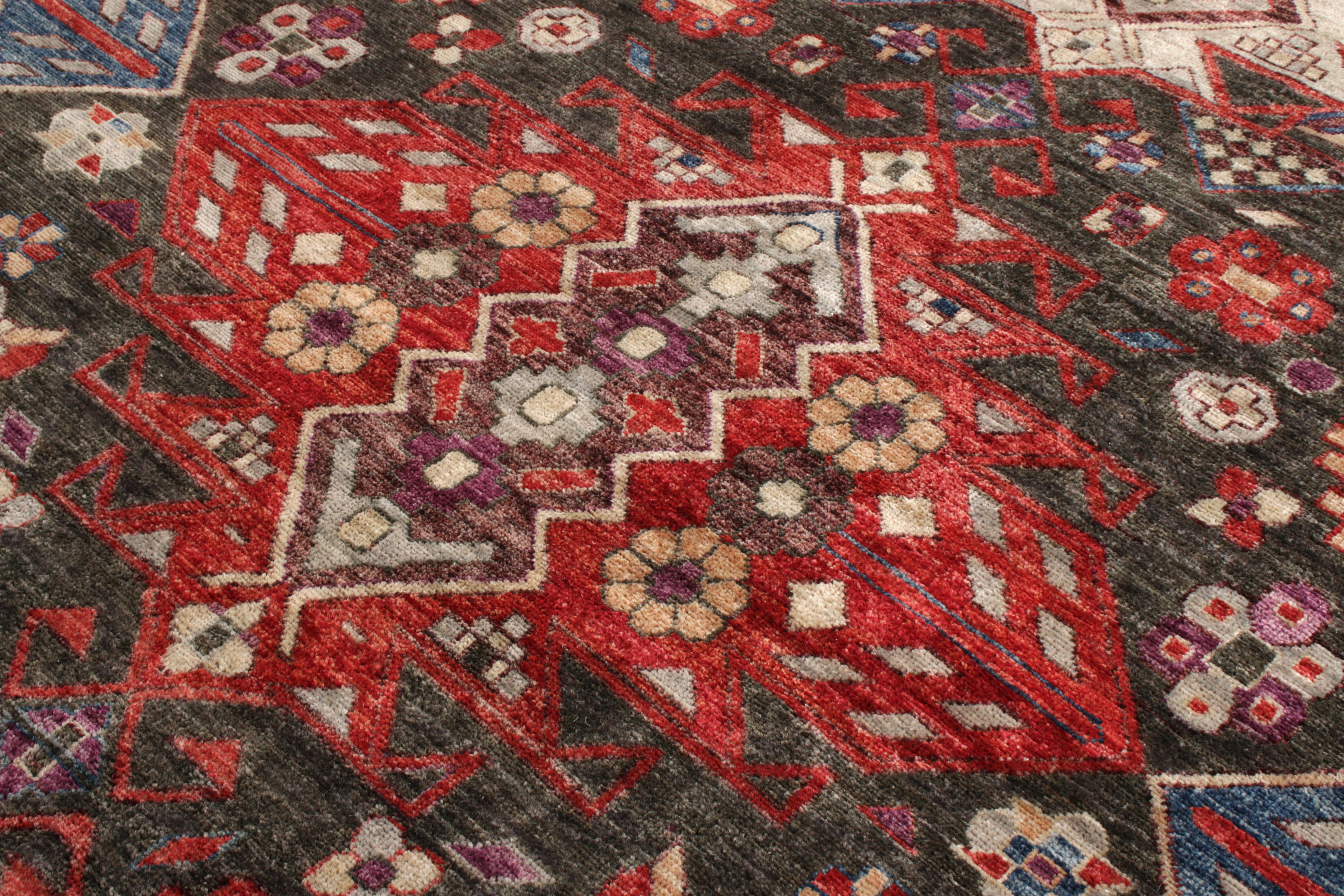 Noué à la main Rug & Kilim's Modern Rug in an All over Red, Blue, Black Geometric Pattern (tapis moderne à motifs géométriques rouges, bleus et noirs) en vente