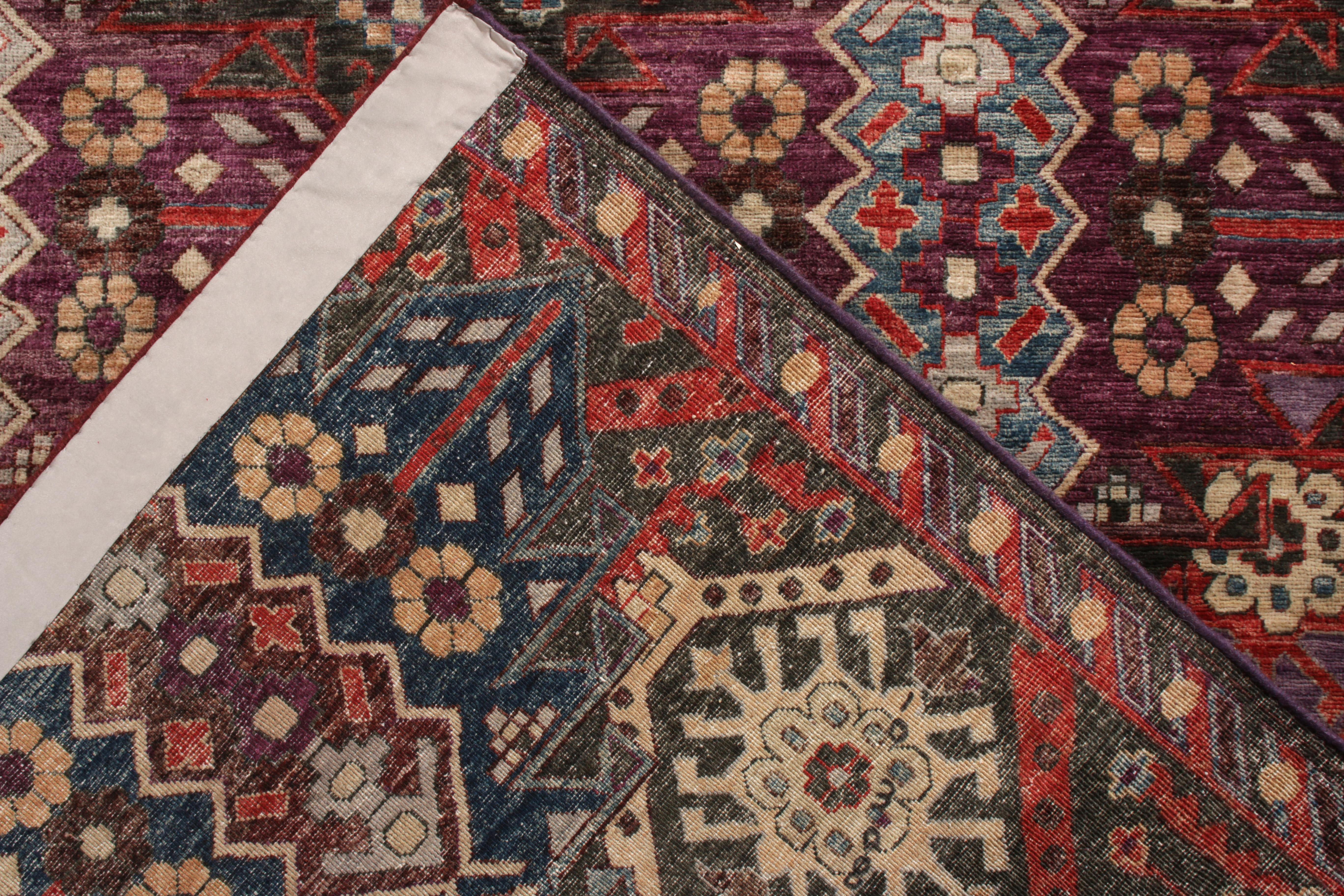 Moderner Teppich von Teppich & Kilims mit geometrischem Muster in Rot, Blau und Schwarz im Zustand „Neu“ im Angebot in Long Island City, NY