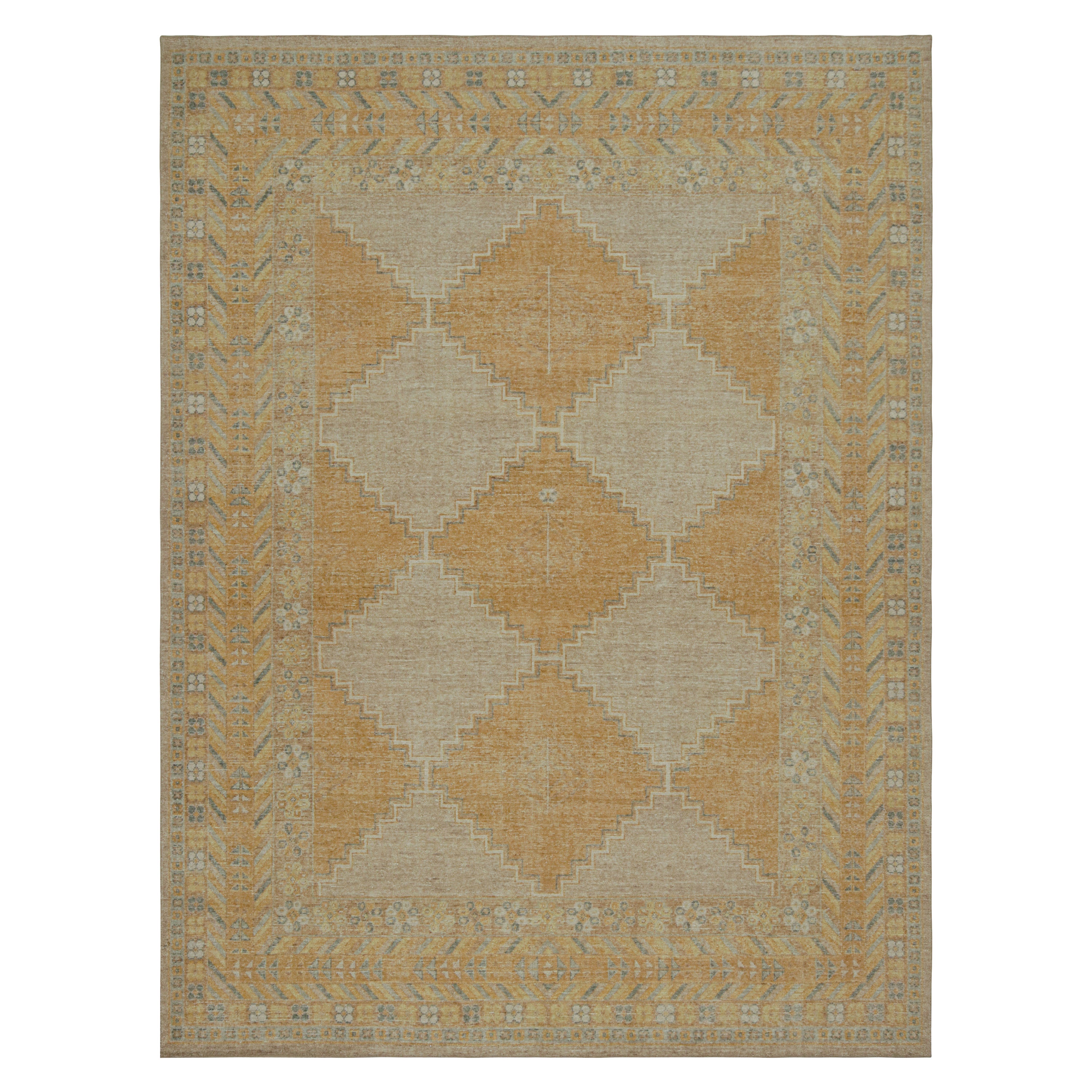 Tappeto moderno Rug & Kilim nei toni del beige e dell'oro, con motivi geometrici