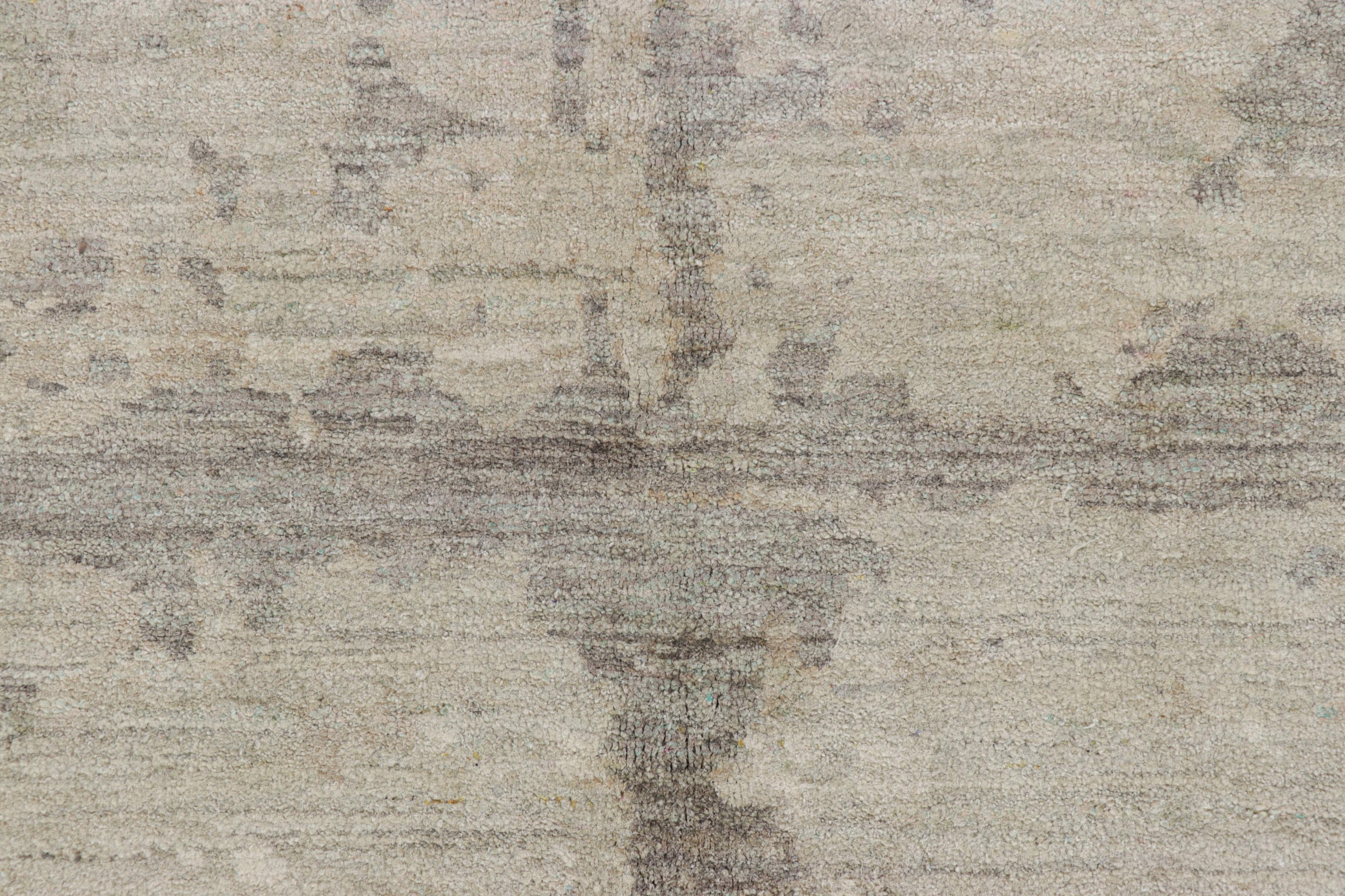 Moderne Rug & Kilim's Modern Rug in Beige and Gray with Abstract Geometric Patterns (tapis moderne beige et gris à motifs géométriques abstraits) en vente
