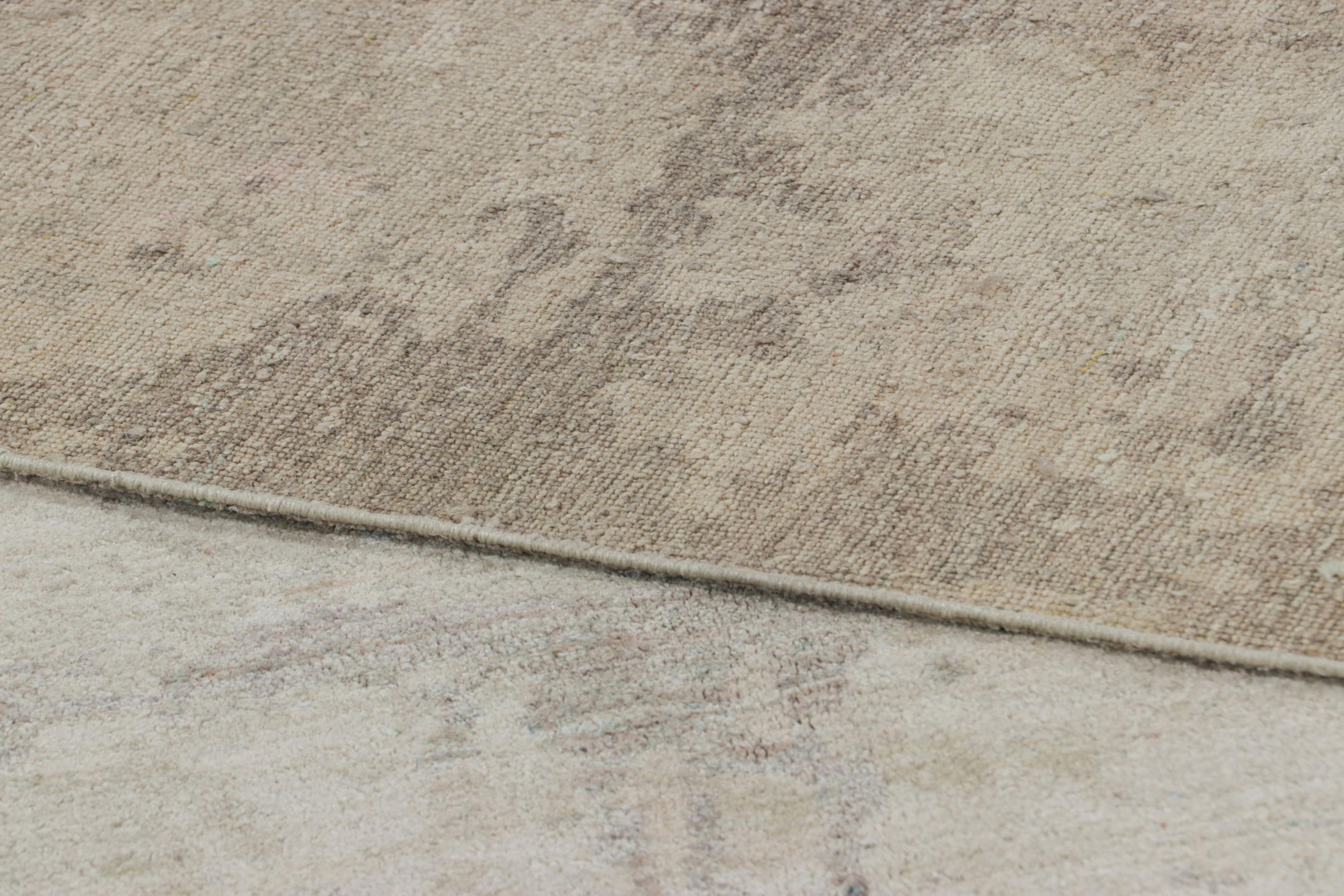 XXIe siècle et contemporain Rug & Kilim's Modern Rug in Beige and Gray with Abstract Geometric Patterns (tapis moderne beige et gris à motifs géométriques abstraits) en vente