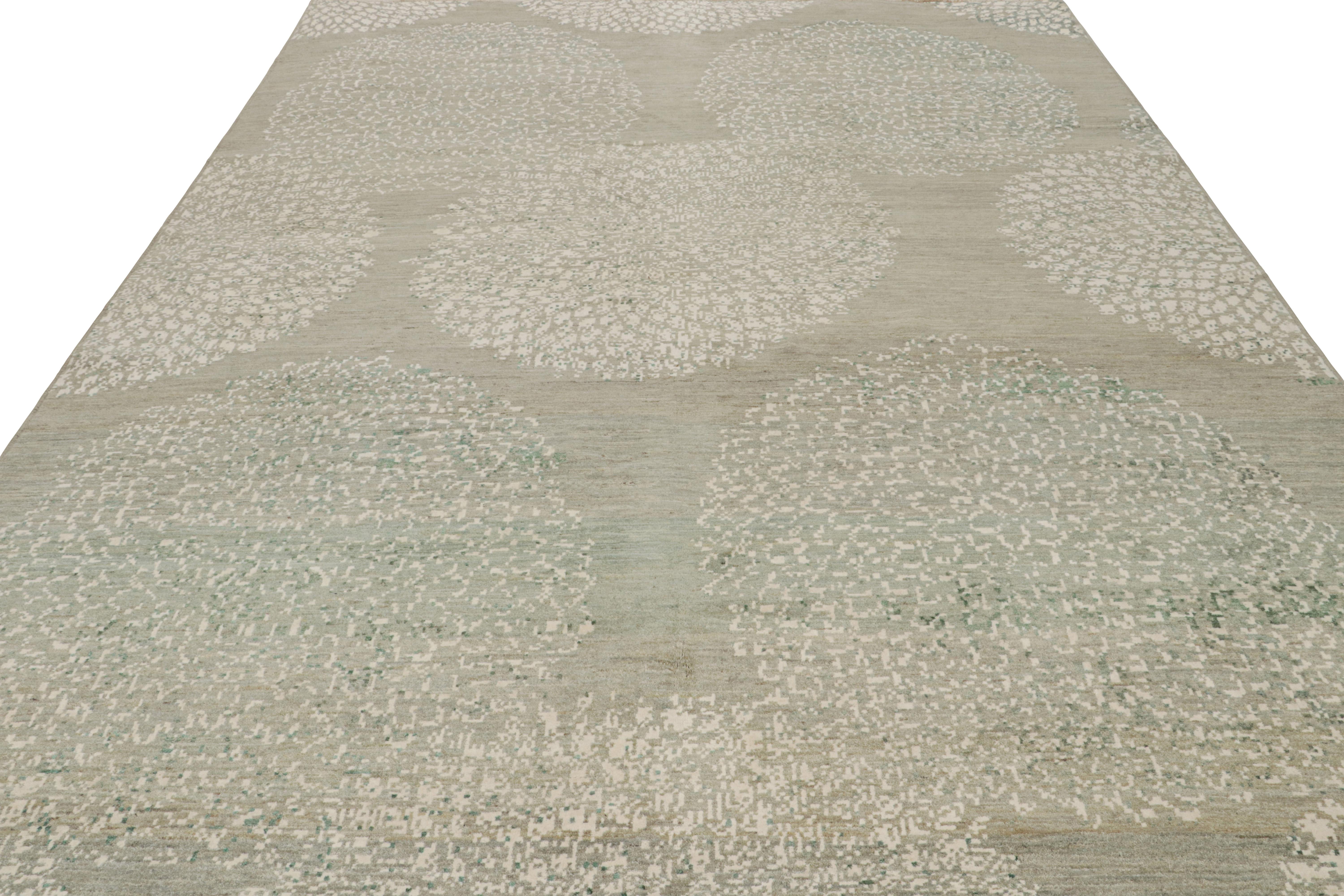 Moderno Tappeto moderno Rug & Kilim in beige e grigio, con motivi geometrici in vendita