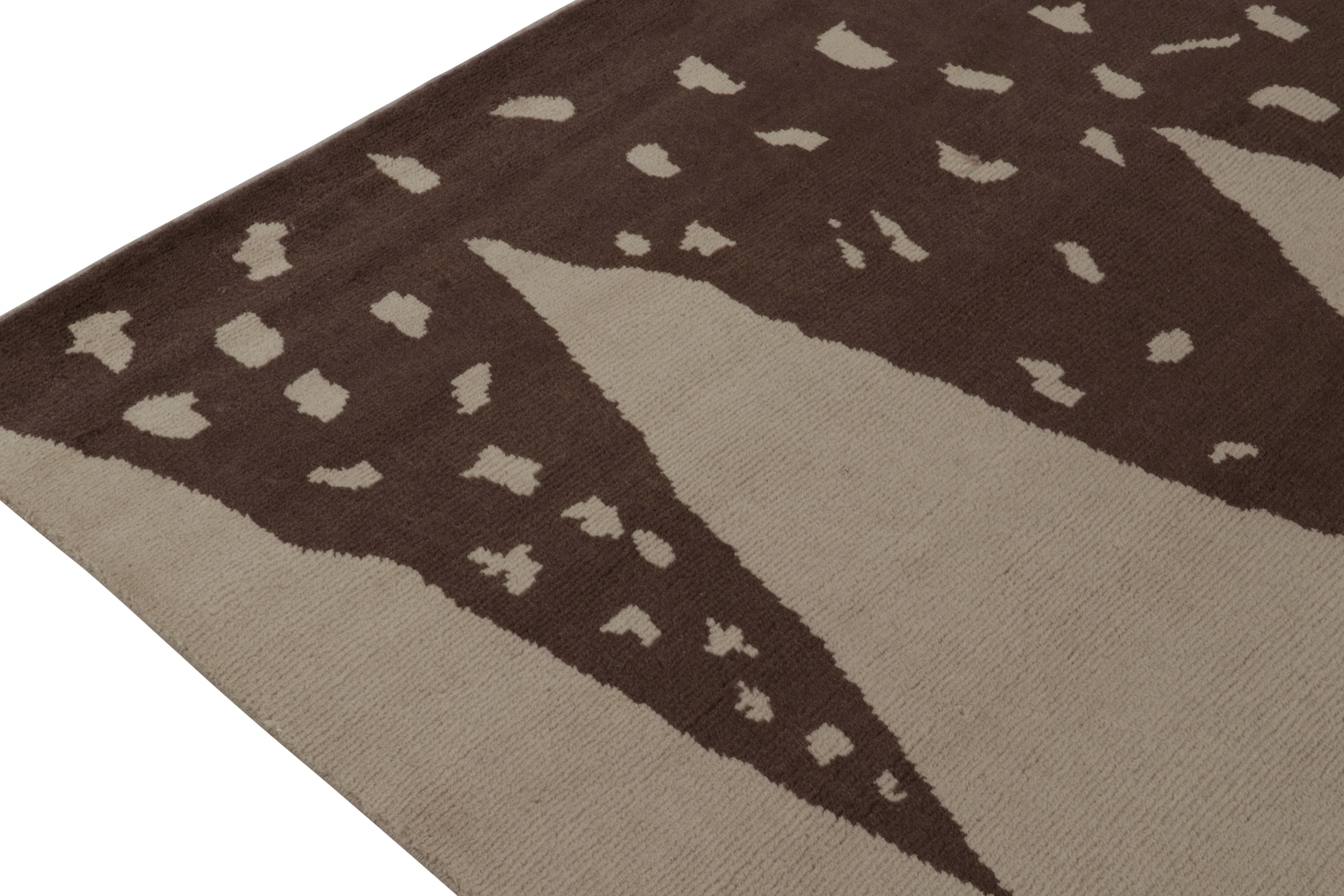 Rug & Kilim’s Modern rug in Beige-Brown Abstract Pattern In New Condition For Sale In Long Island City, NY