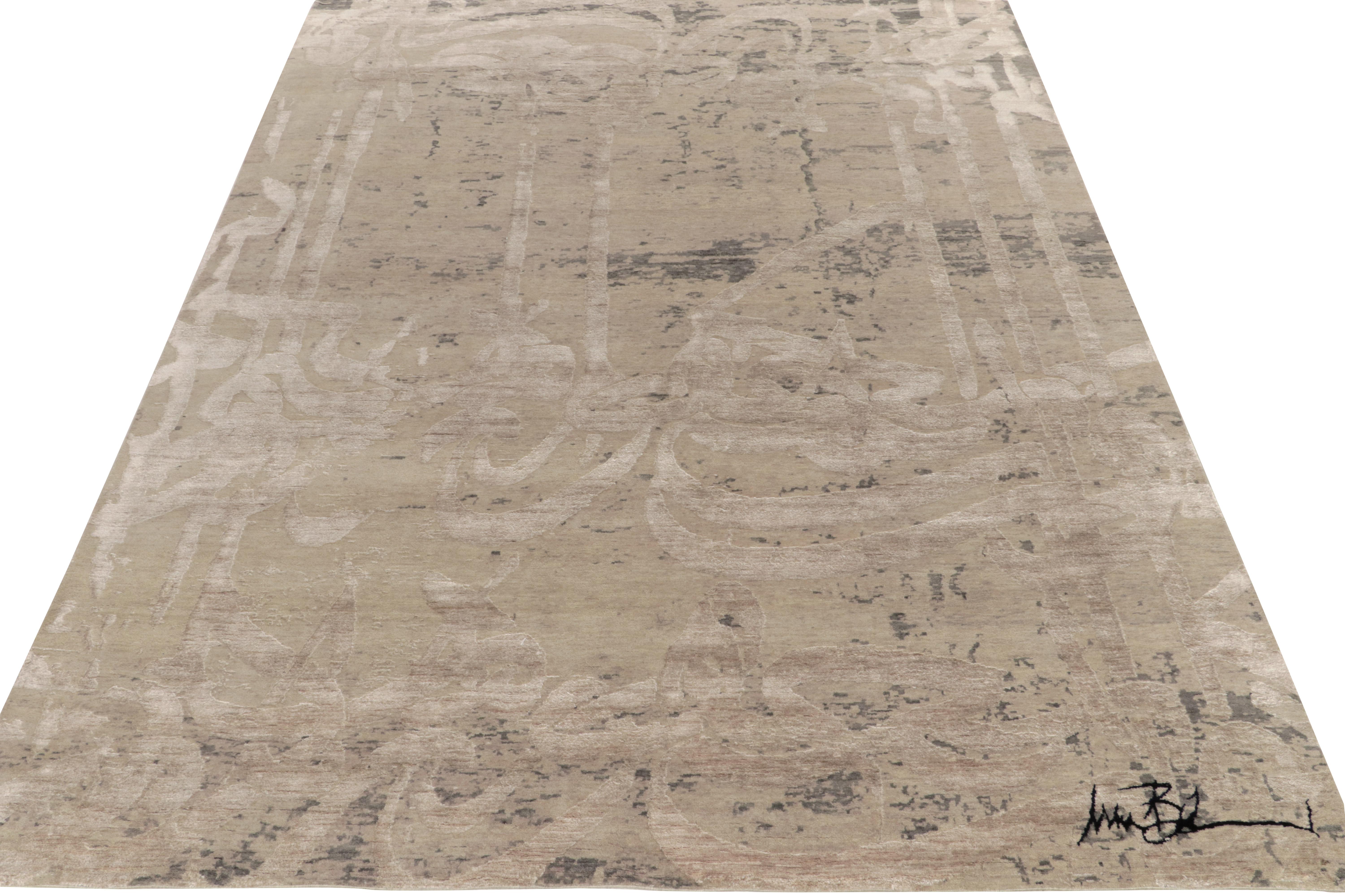 Noué à la main en laine, ce tapis abstrait 9 x 12 est le dernier-né de notre collection contemporaine. Cette pièce subtilement lustrée présente un jeu créatif d'écritures adaptées à de fins motifs s'épanouissant sur le cadre dans un magnifique jeu