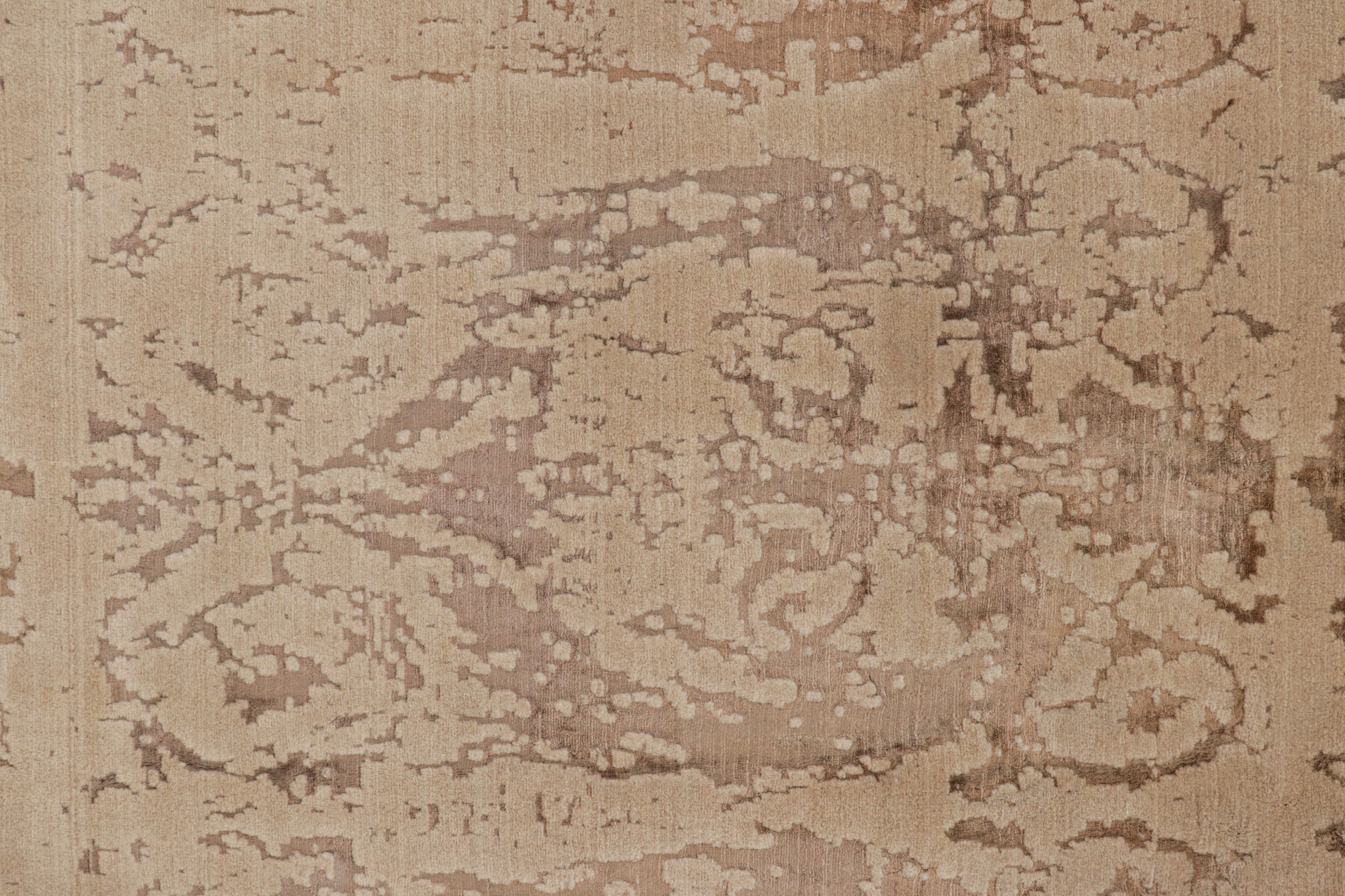 Rug & Kilim's Modern Rug in Beige-Braun mit abstraktem All-Over-Muster (Moderne) im Angebot